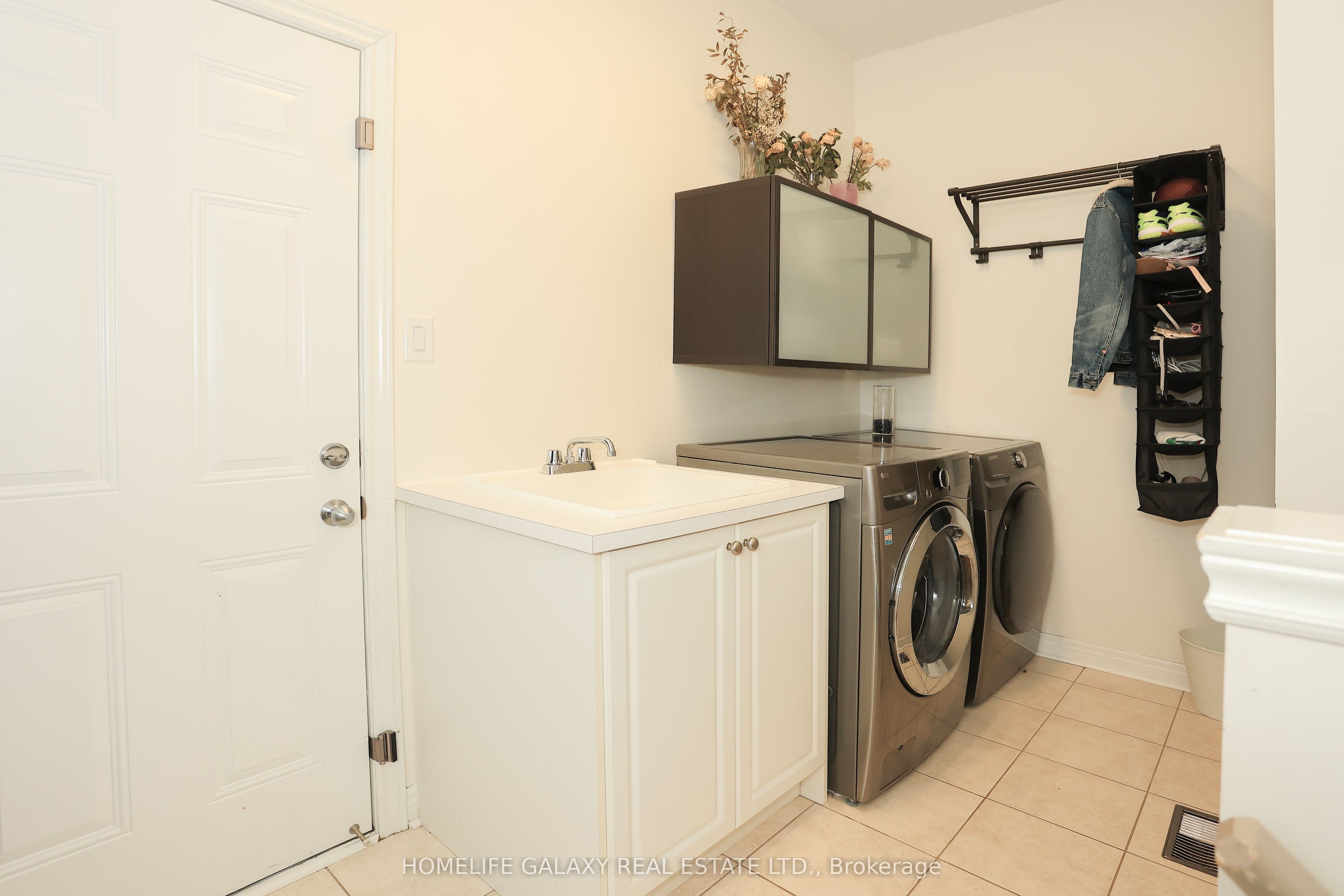 5324 Snowbird Court Property Photo 9