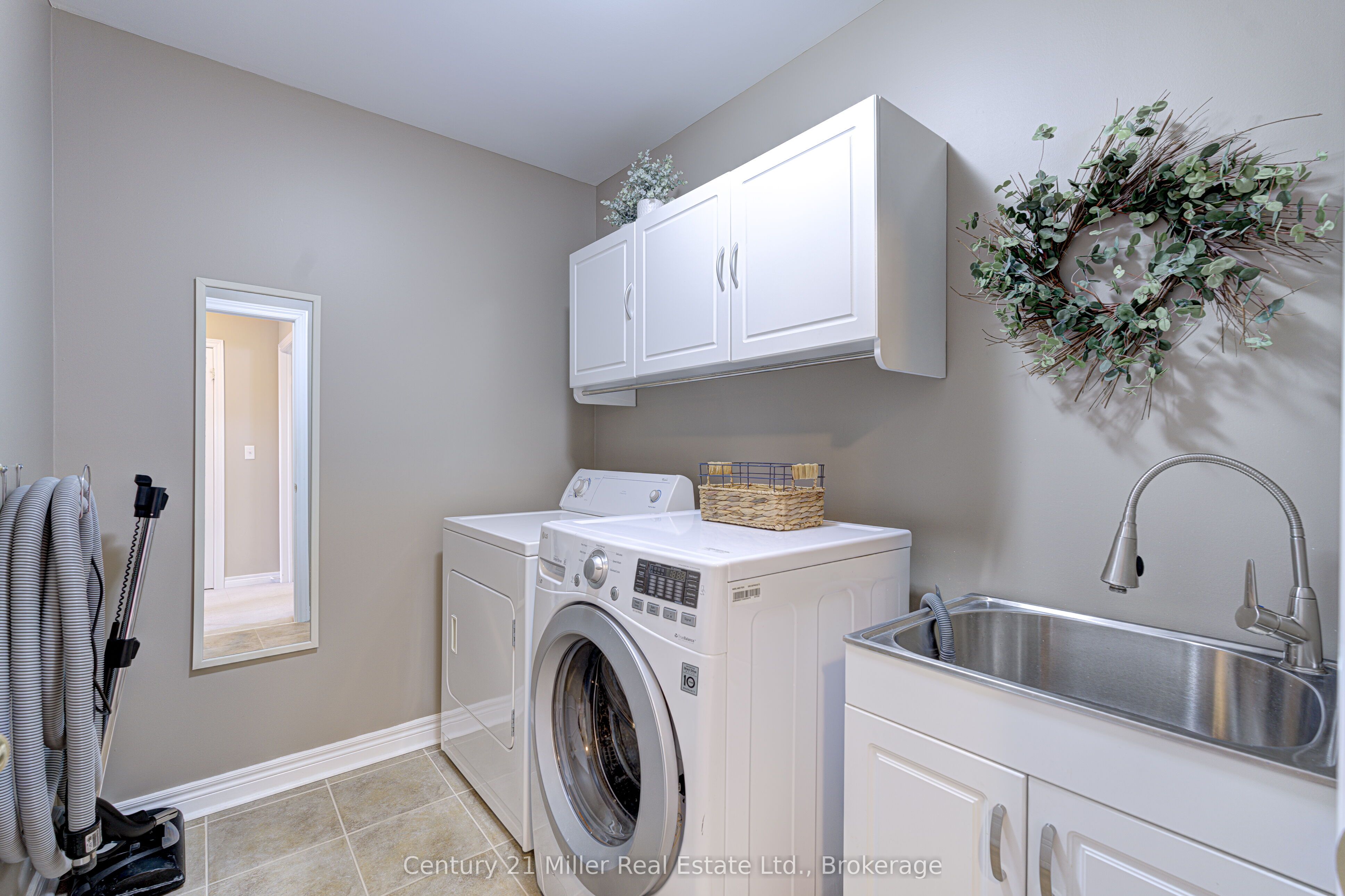3268 Sealey Crescent Property Photo 32