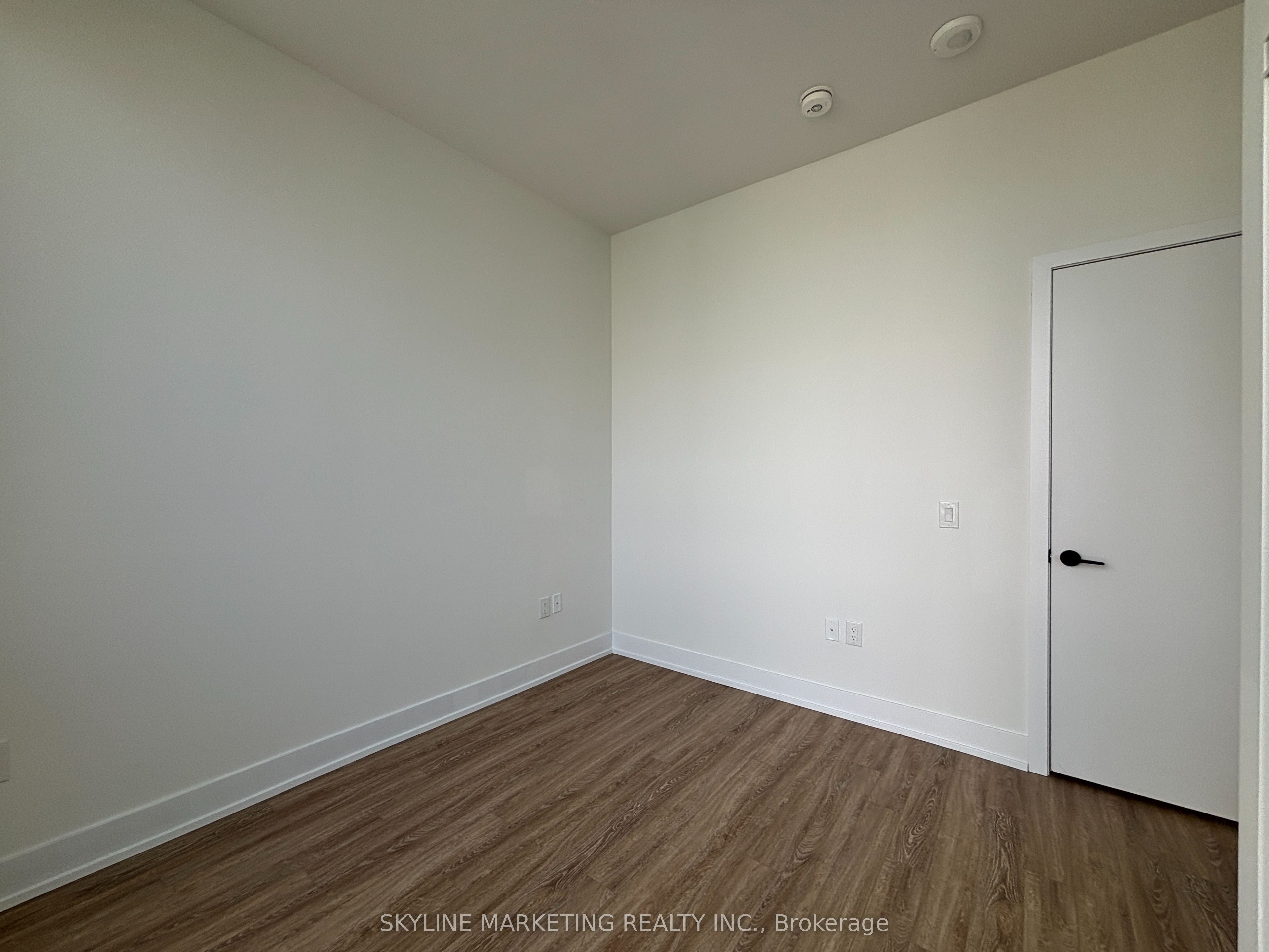 #818 - 2450 Old Bronte Road Property Photo 3