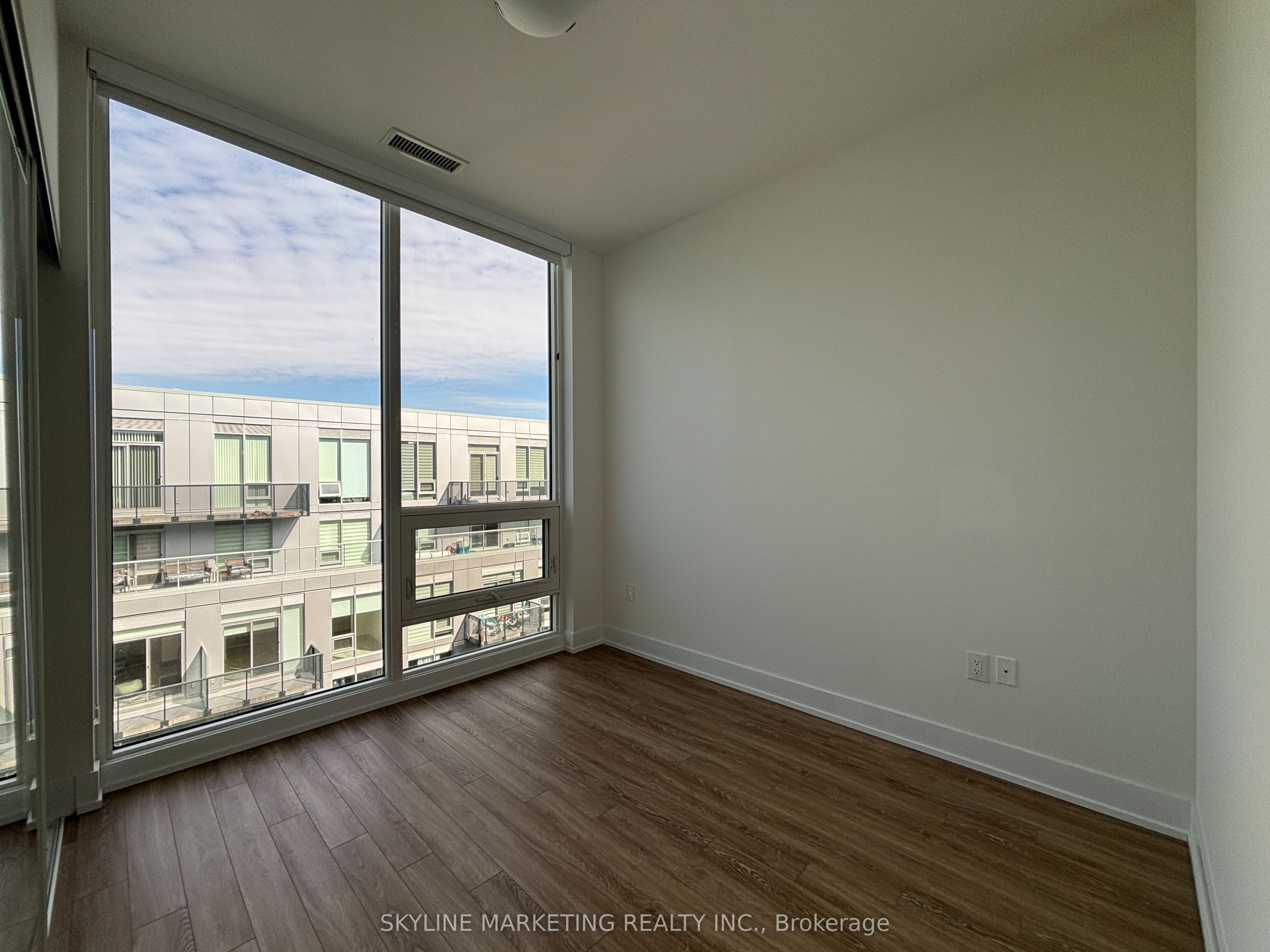 #818 - 2450 Old Bronte Road Property Photo 4