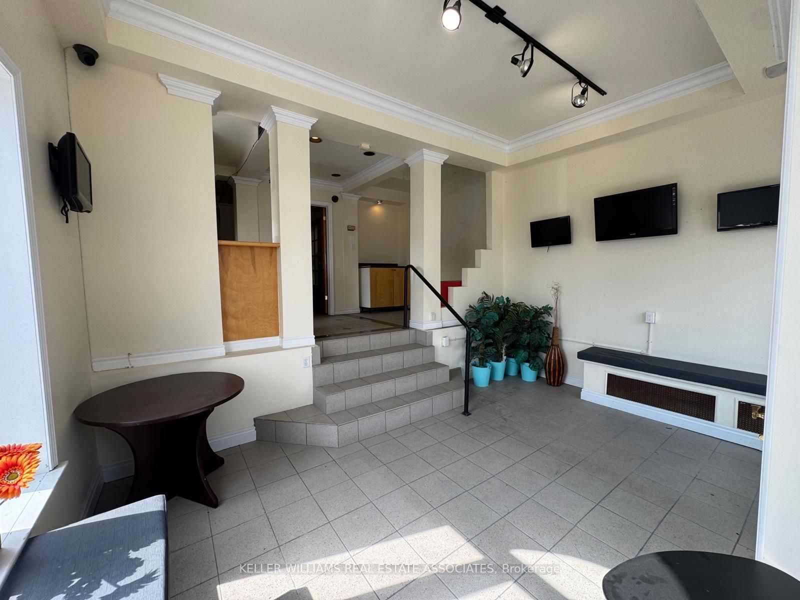 755 Lakeshore Road E Main Level Property Photo 2