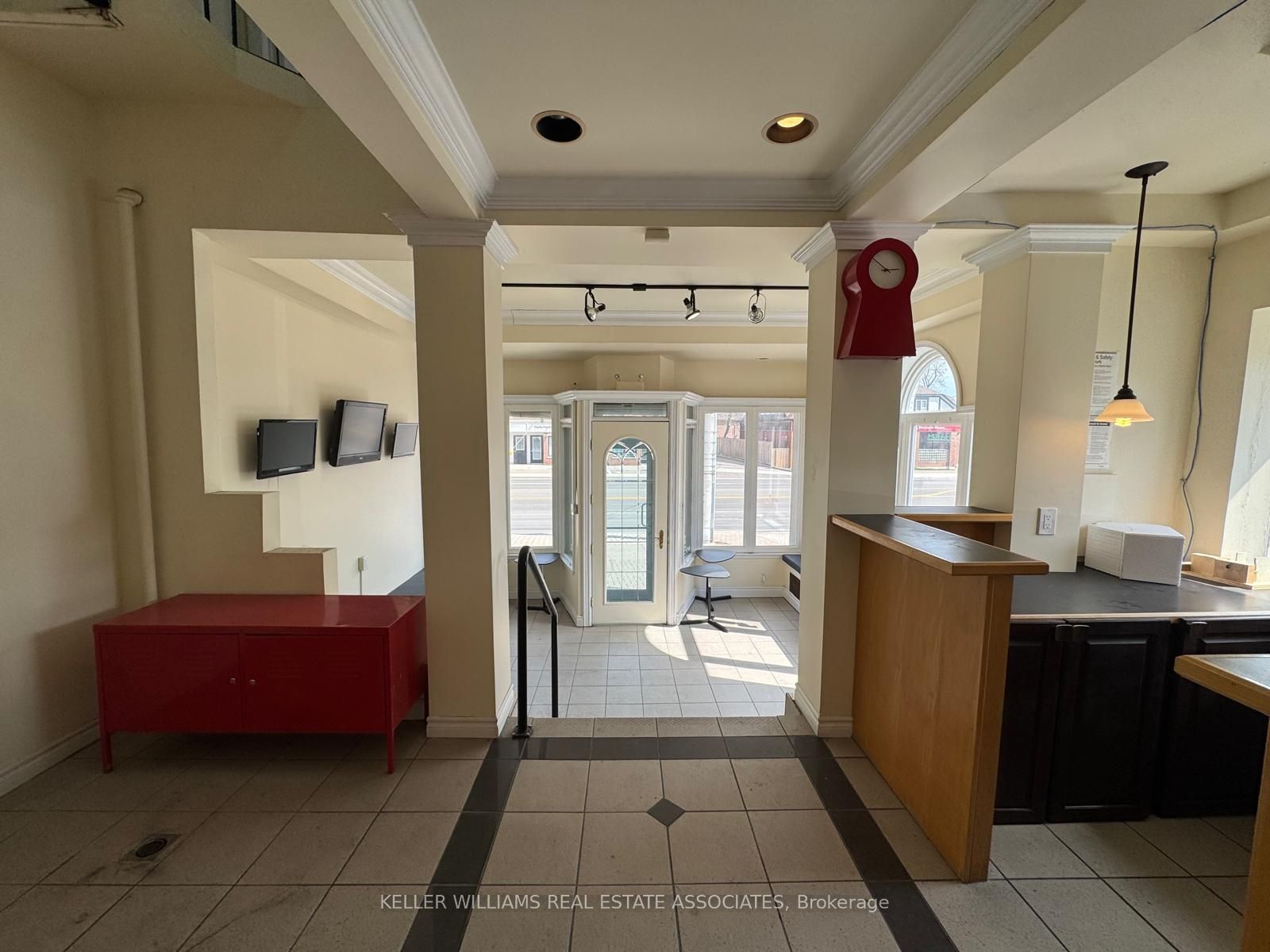 755 Lakeshore Road E Main Level Property Photo 4