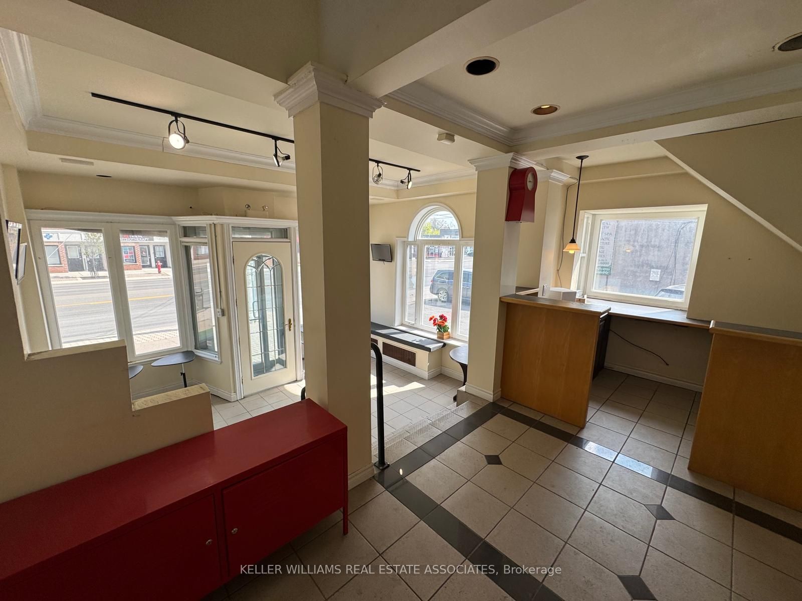 755 Lakeshore Road E Main Level Property Photo 5