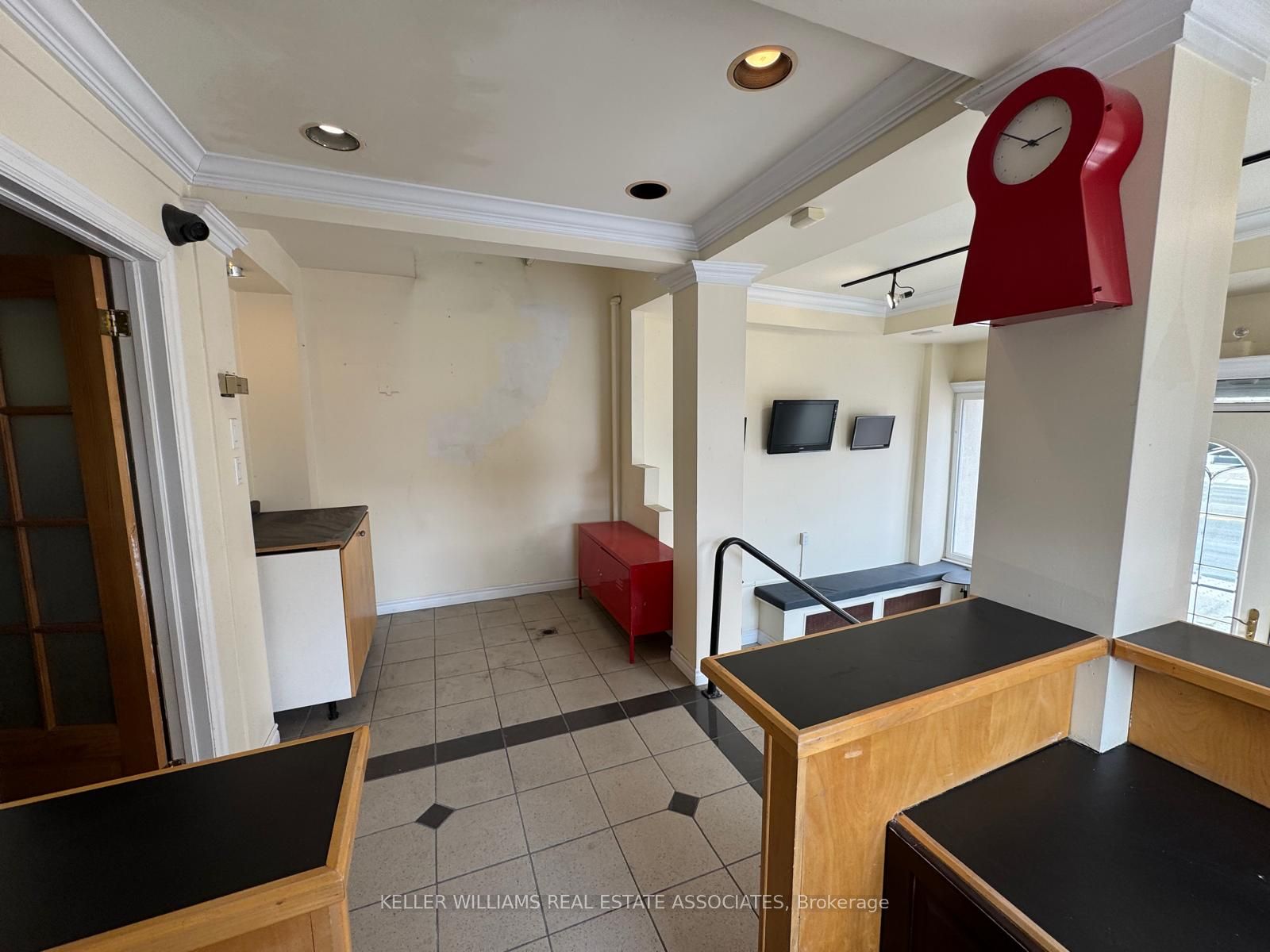 755 Lakeshore Road E Main Level Property Photo 6