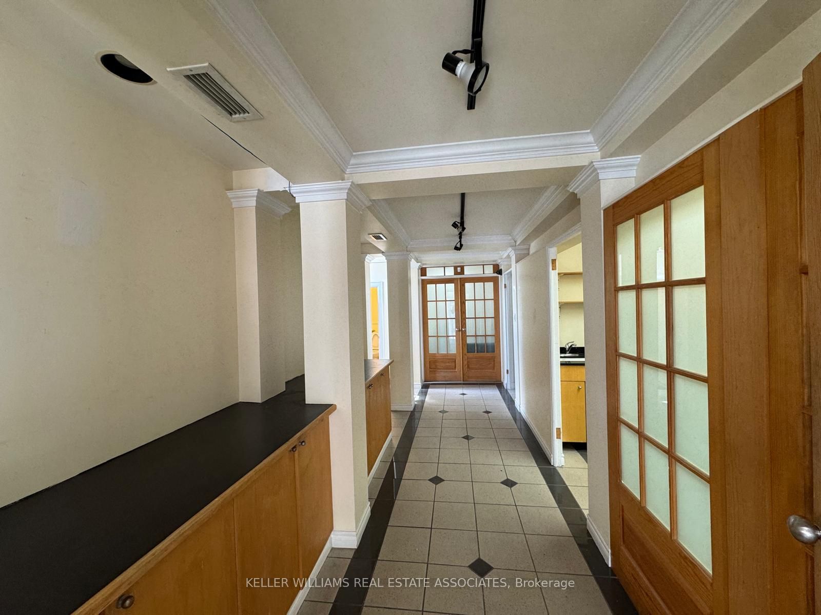 755 Lakeshore Road E Main Level Property Photo 9