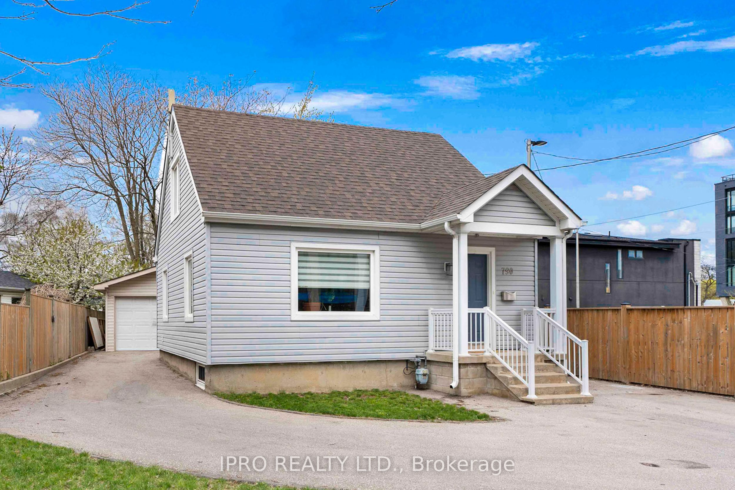 790 The Queensway N/a Property Photo 2