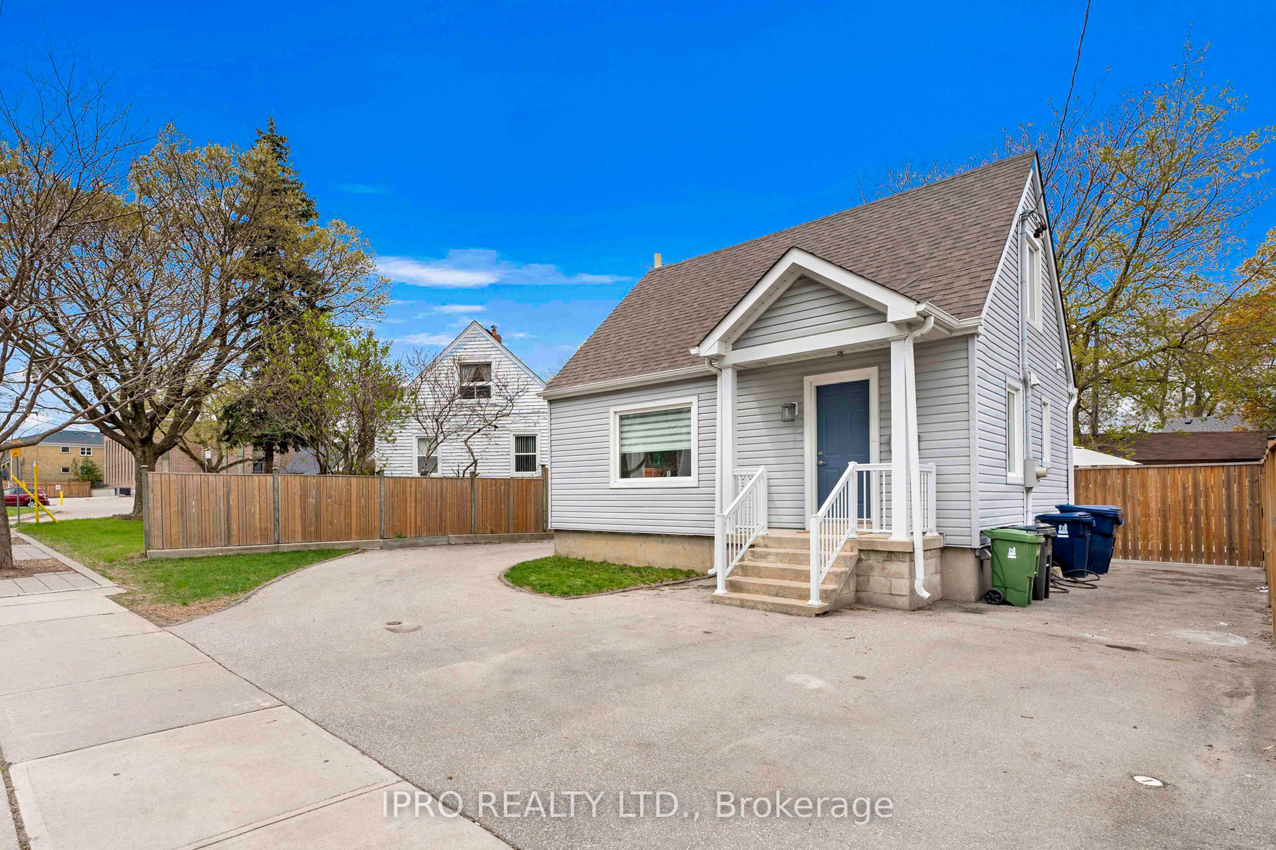 790 The Queensway N/a Property Photo 3