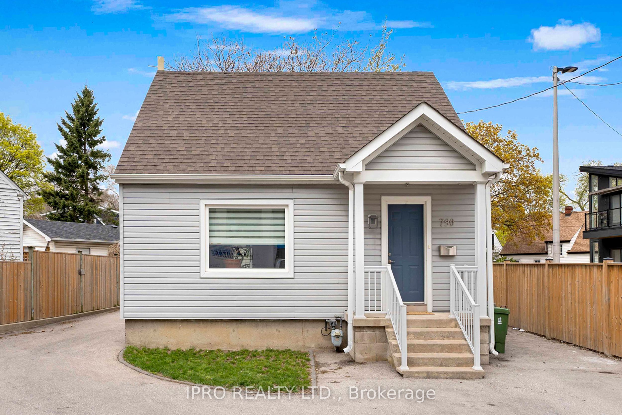 790 The Queensway N/a Property Photo 4
