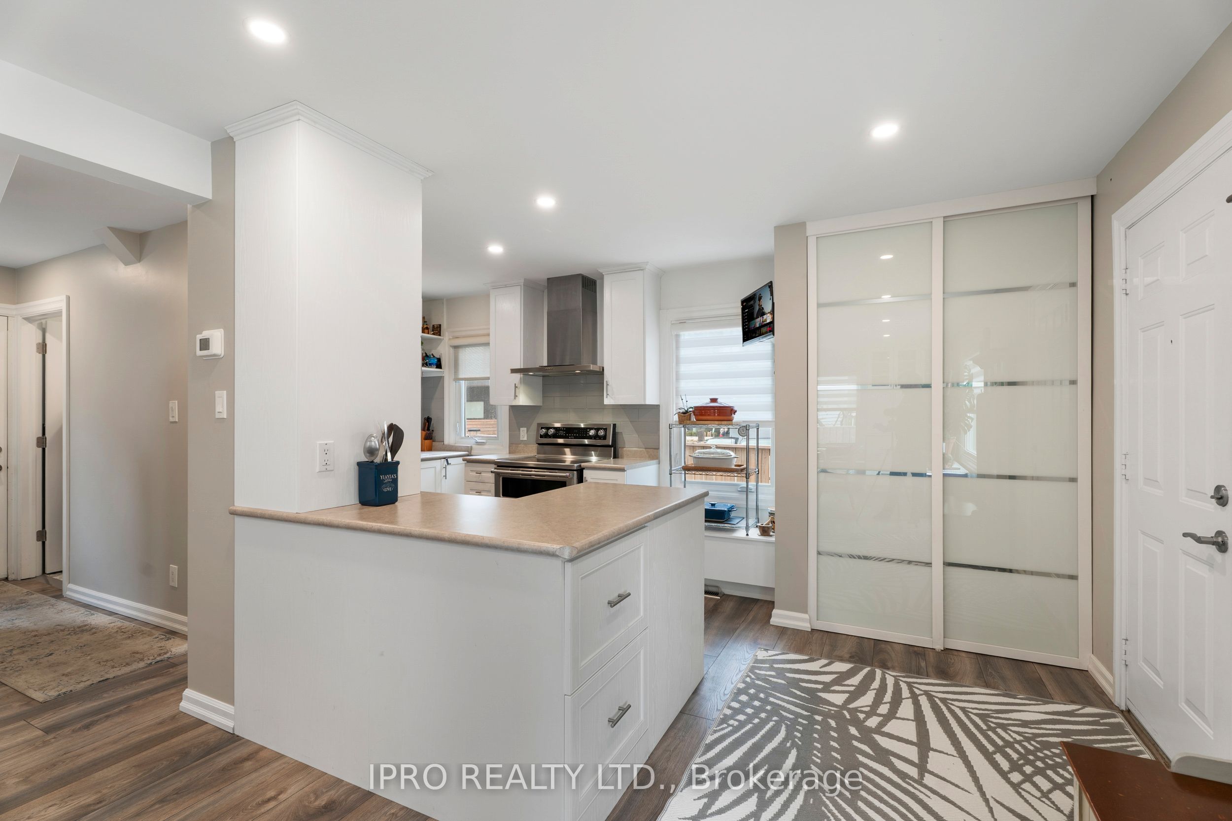 790 The Queensway N/a Property Photo 6