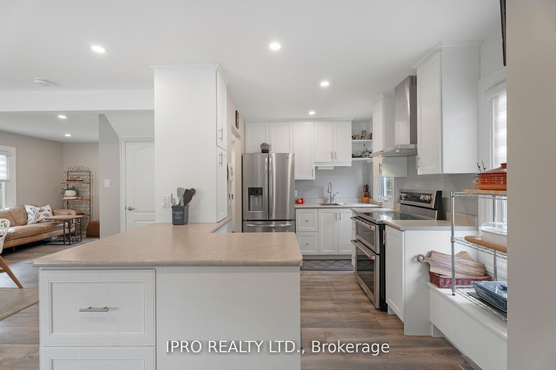 790 The Queensway N/a Property Photo 7