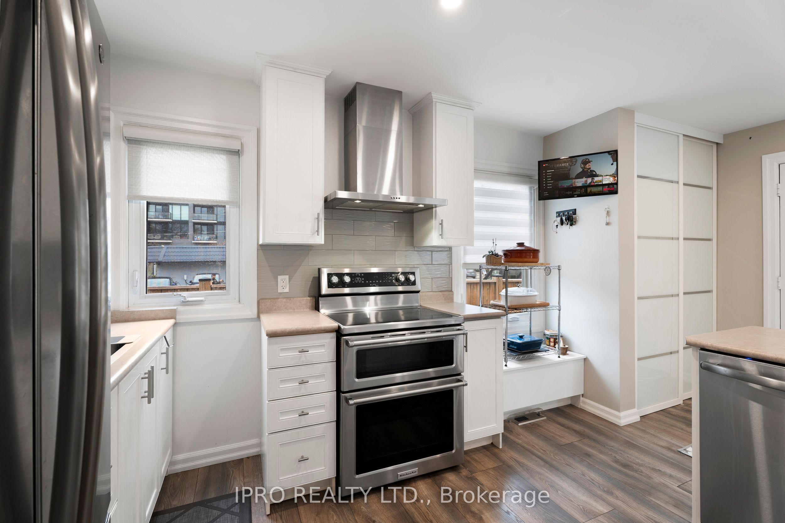790 The Queensway N/a Property Photo 8