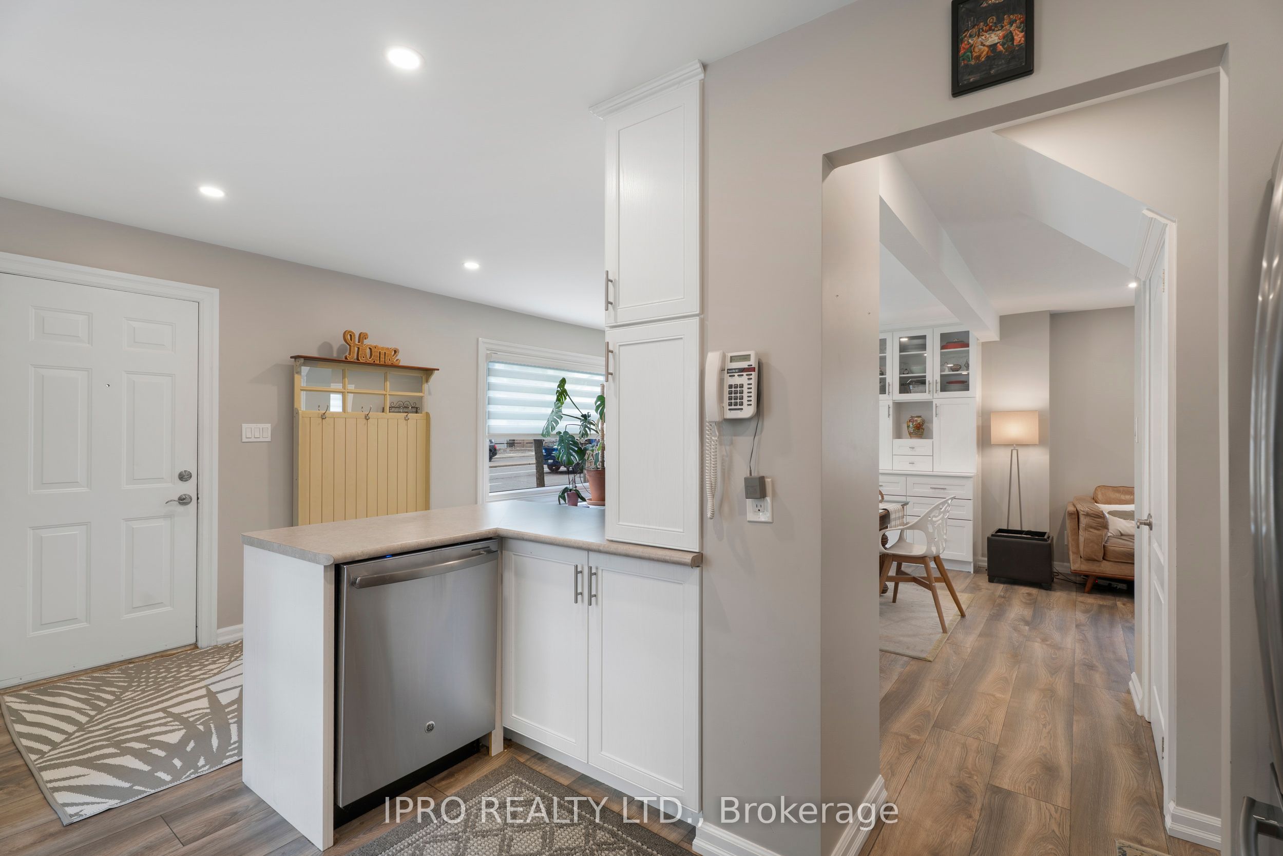 790 The Queensway N/a Property Photo 9