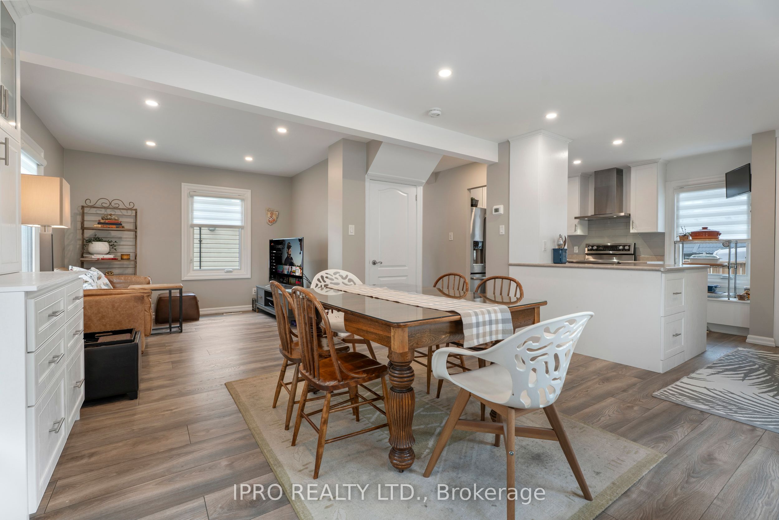 790 The Queensway N/a Property Photo 10