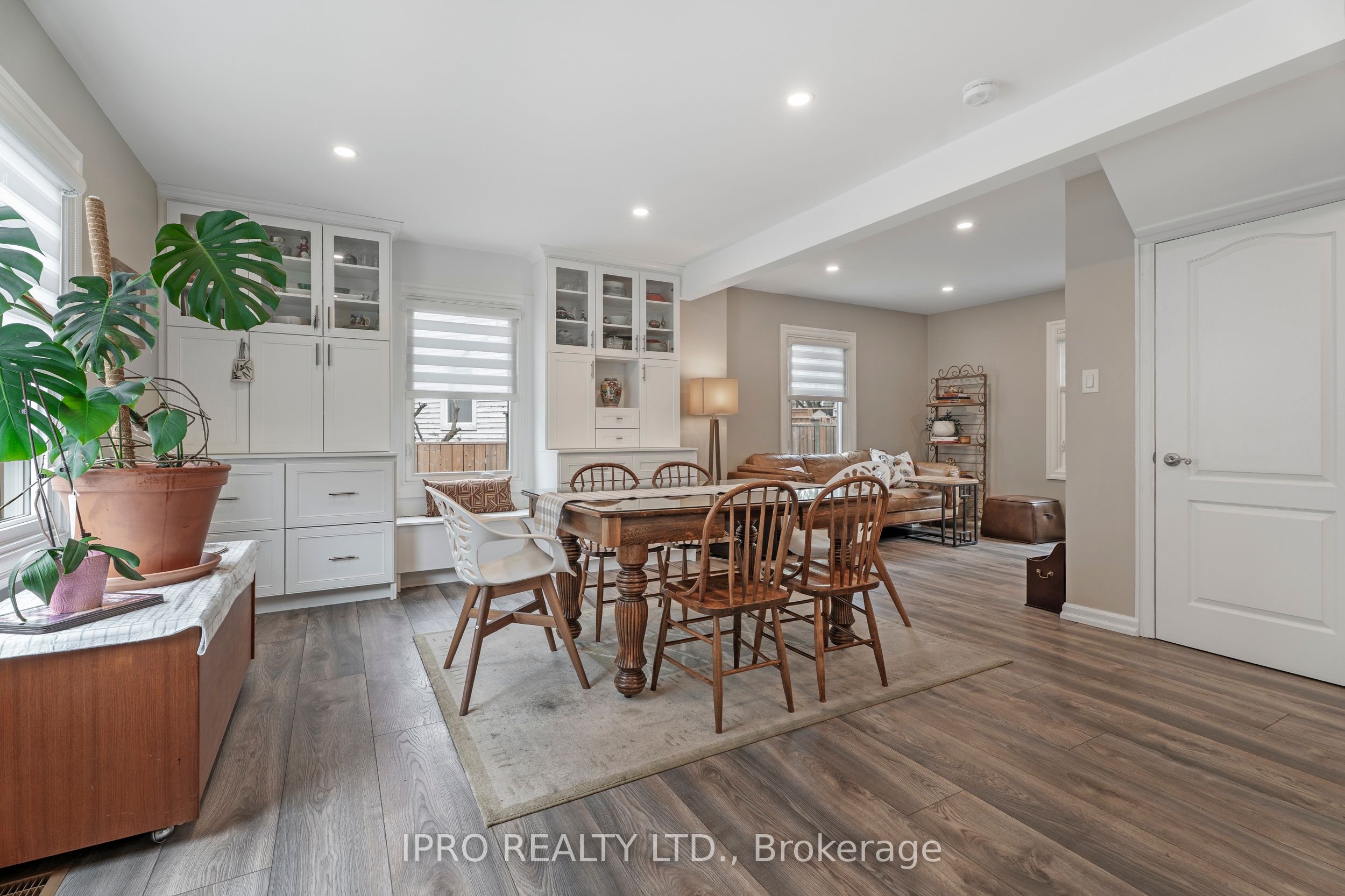 790 The Queensway N/a Property Photo 11