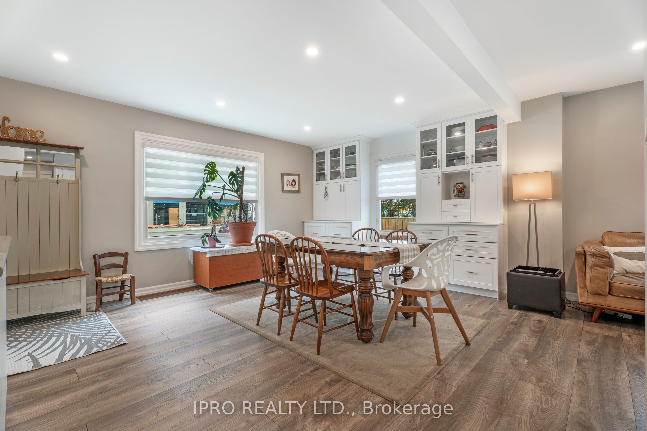 790 The Queensway N/a Property Photo 12