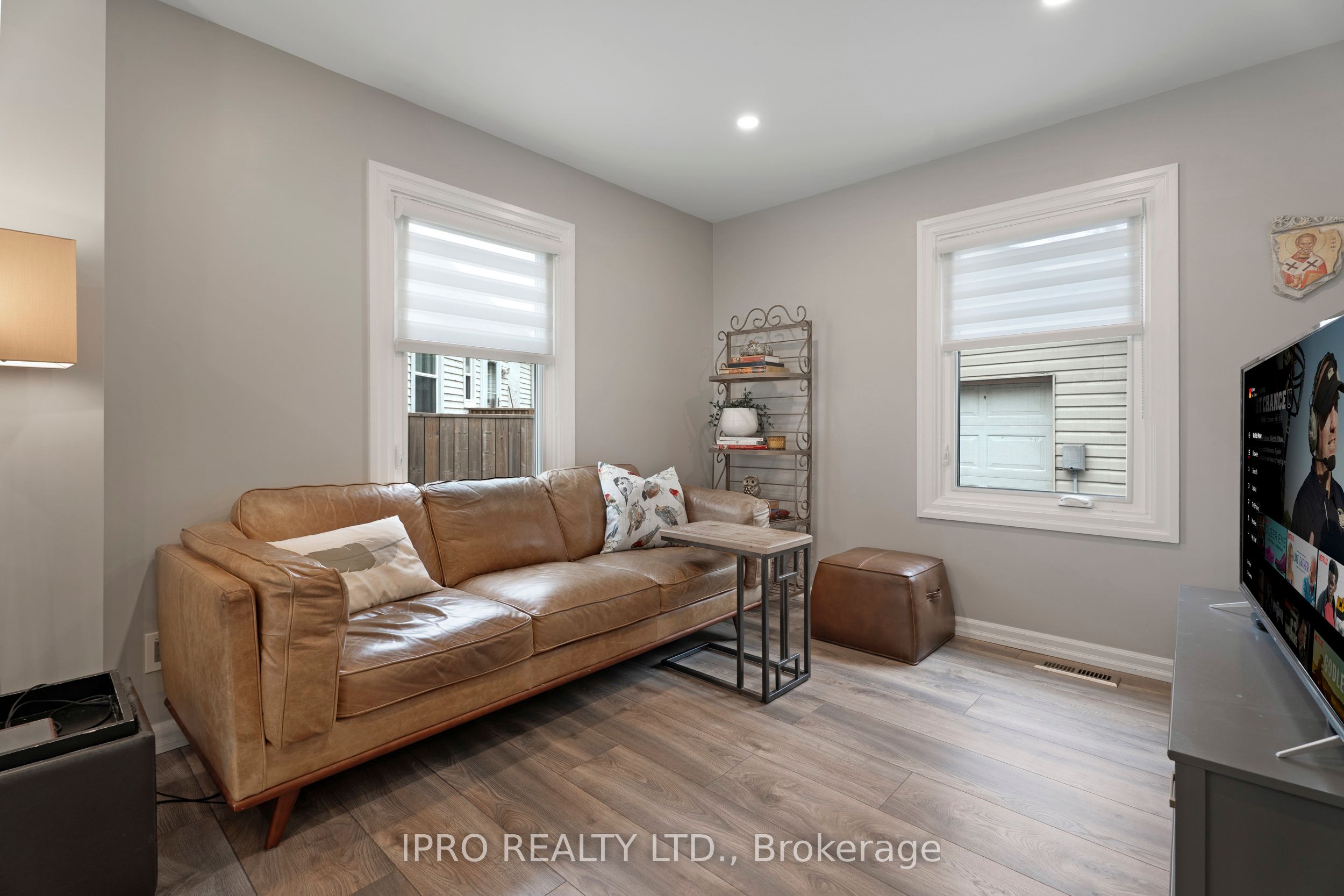 790 The Queensway N/a Property Photo 14