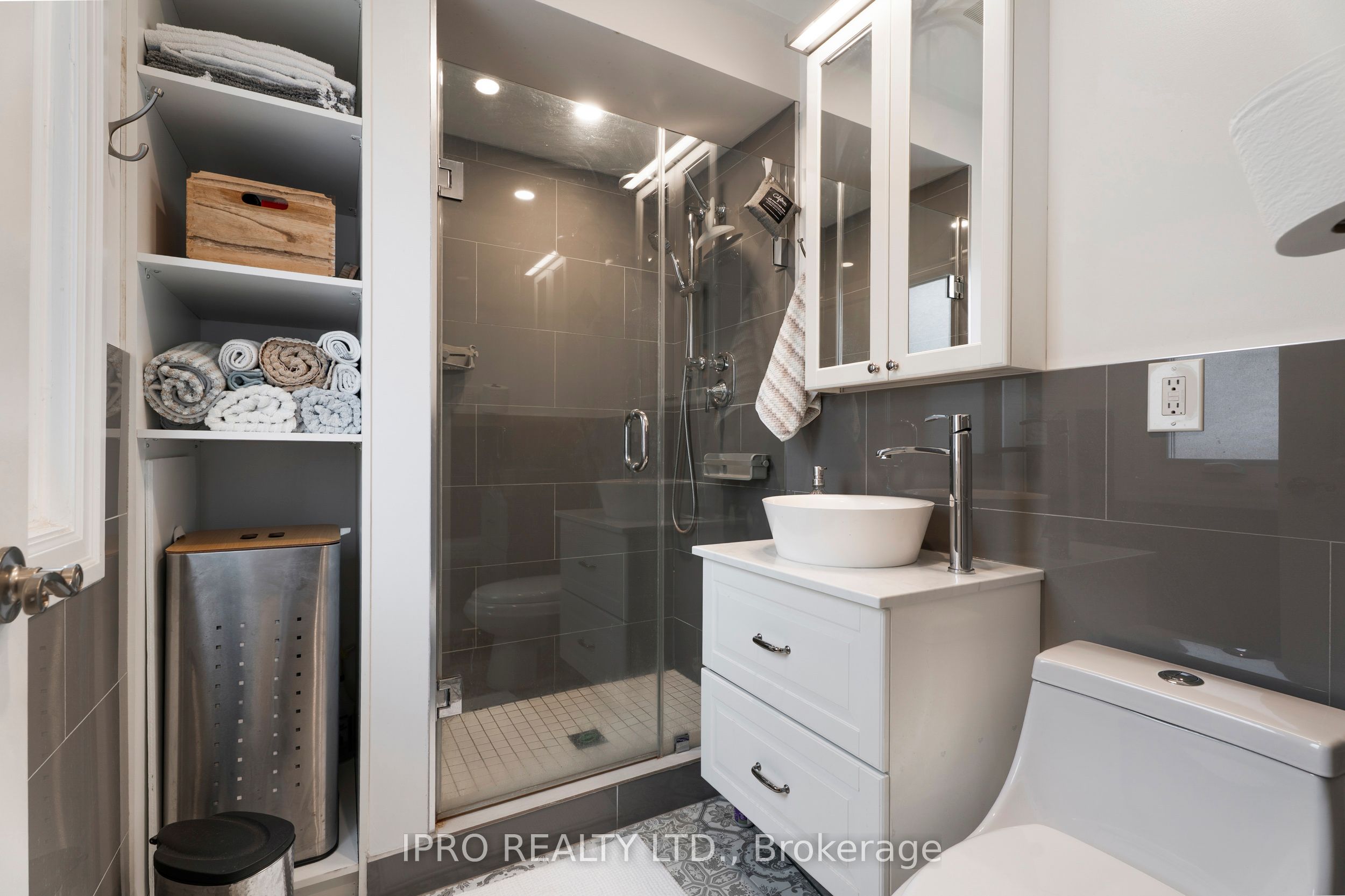 790 The Queensway N/a Property Photo 16