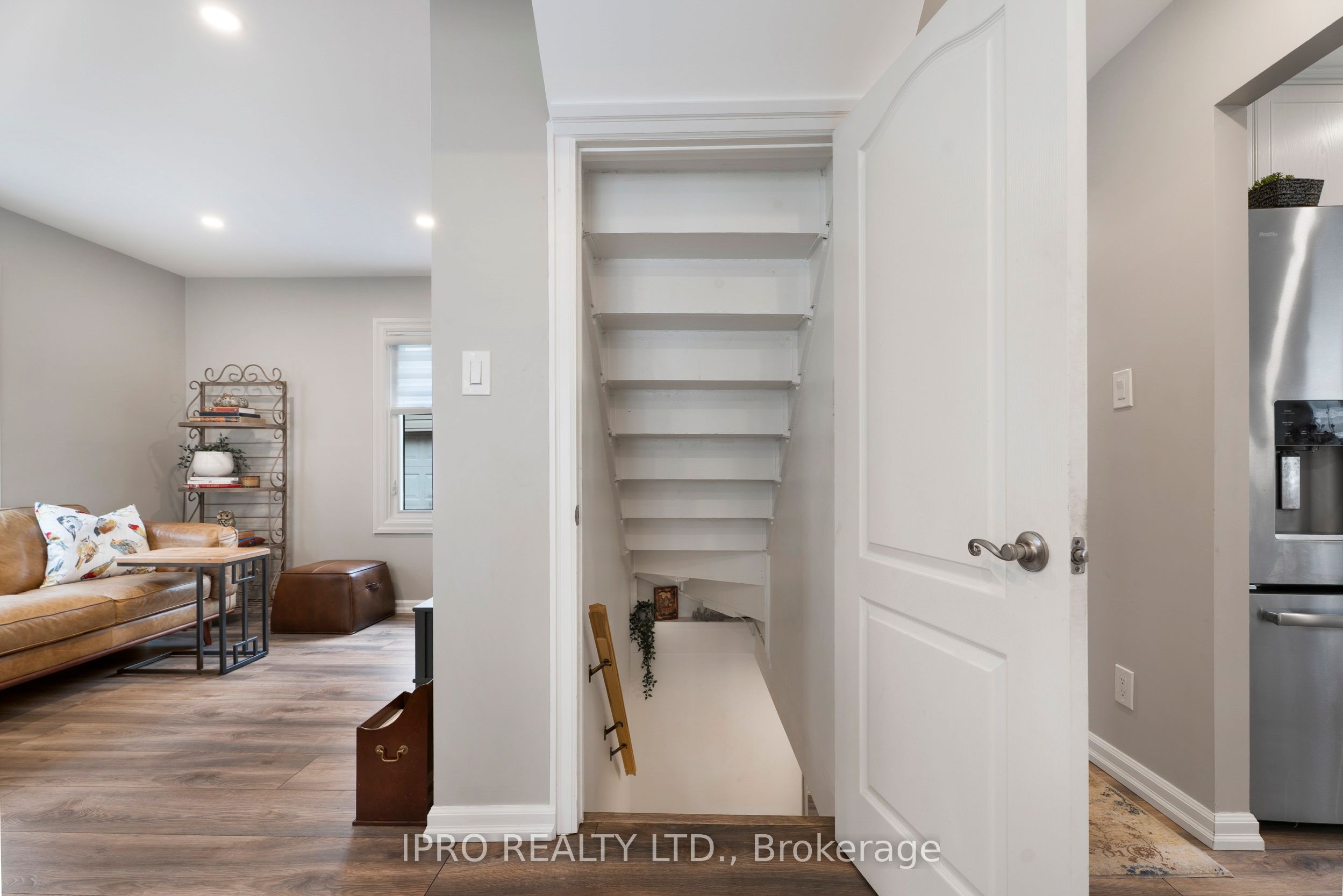 790 The Queensway N/a Property Photo 24
