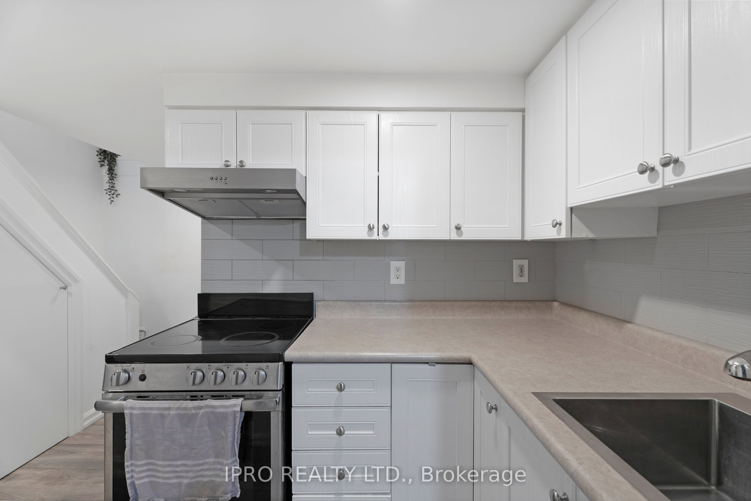 790 The Queensway N/a Property Photo 31