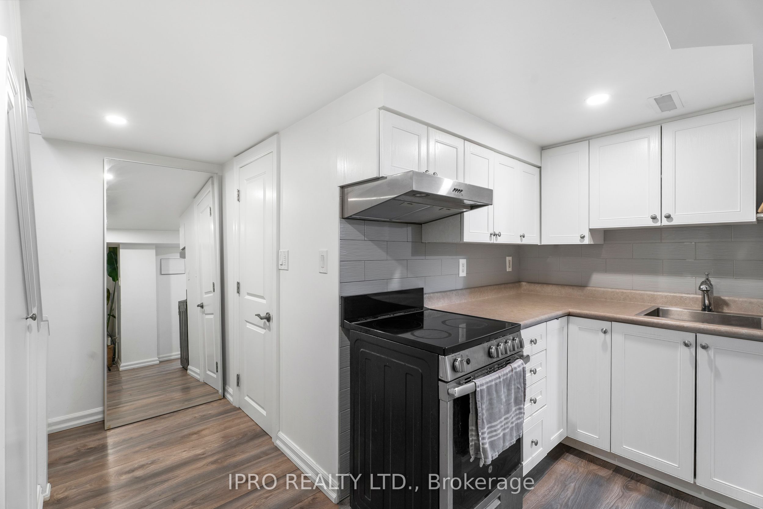 790 The Queensway N/a Property Photo 32