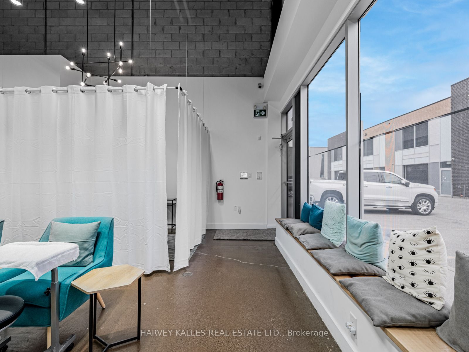 1215 Queensway N/a E 57 Property Photo 3
