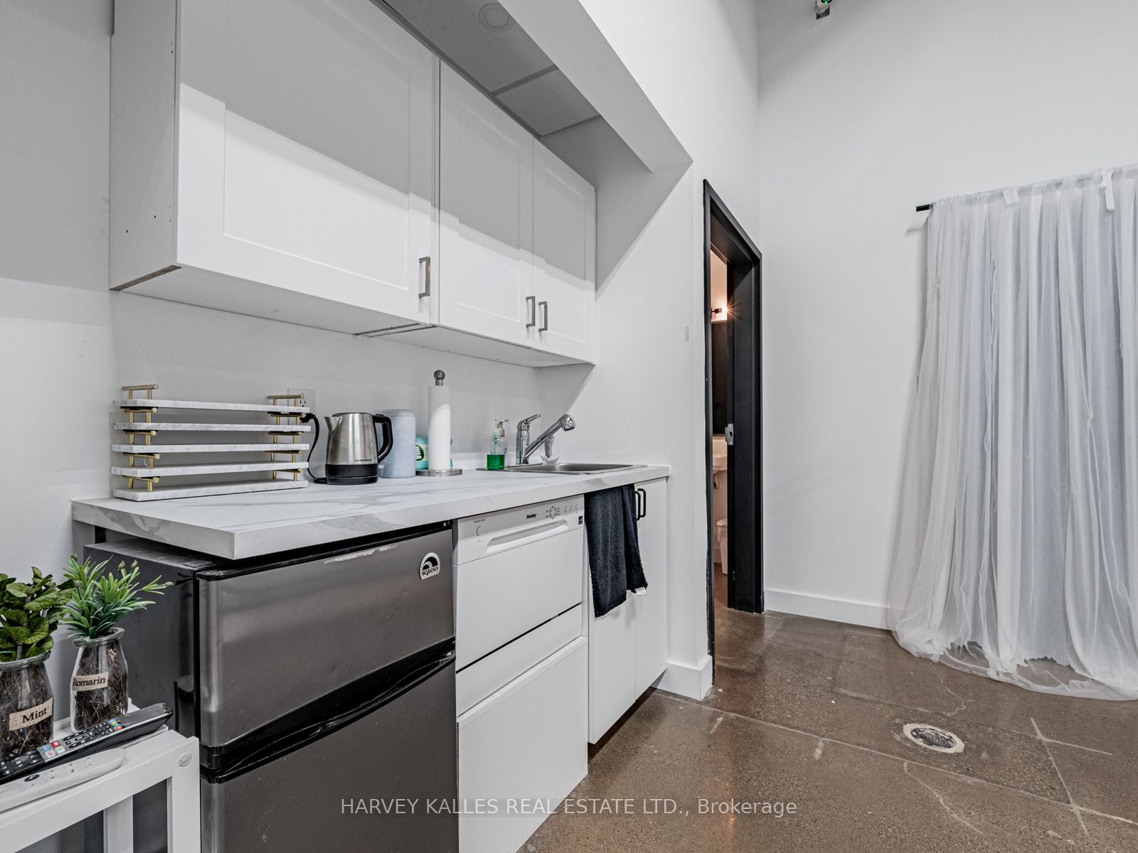 1215 Queensway N/a E 57 Property Photo 13