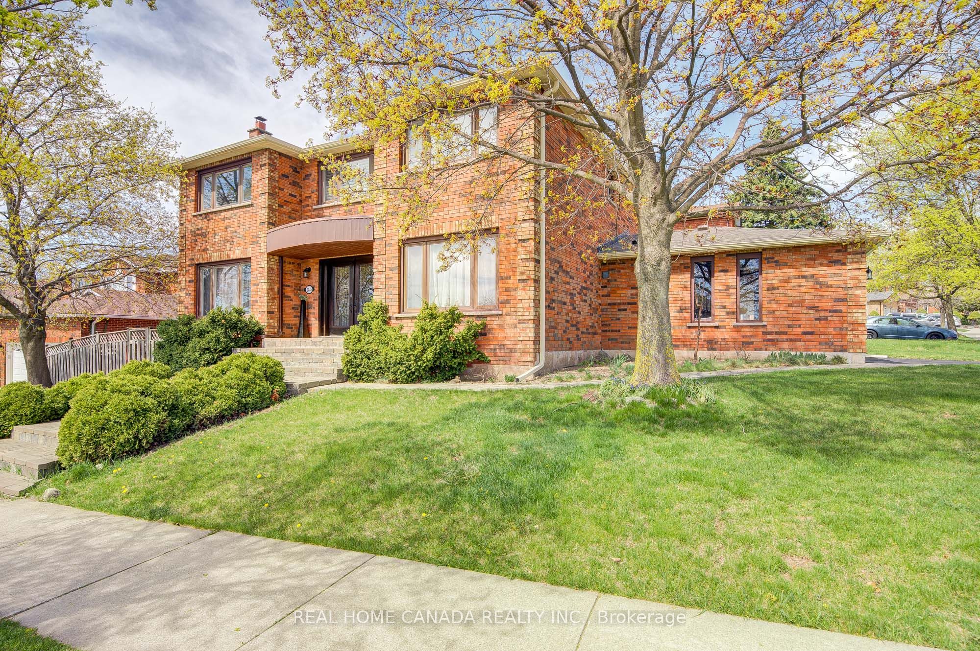 2735 Kingsway Drive Property Photo 1