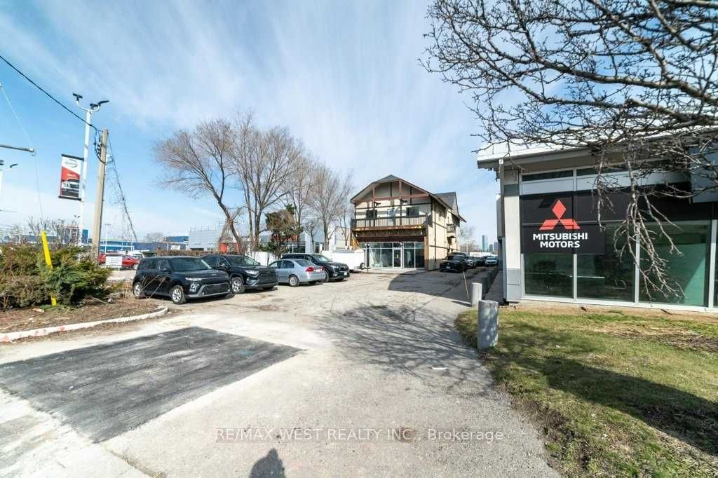 1340 The Queensway Avenue 1 Property Photo 3