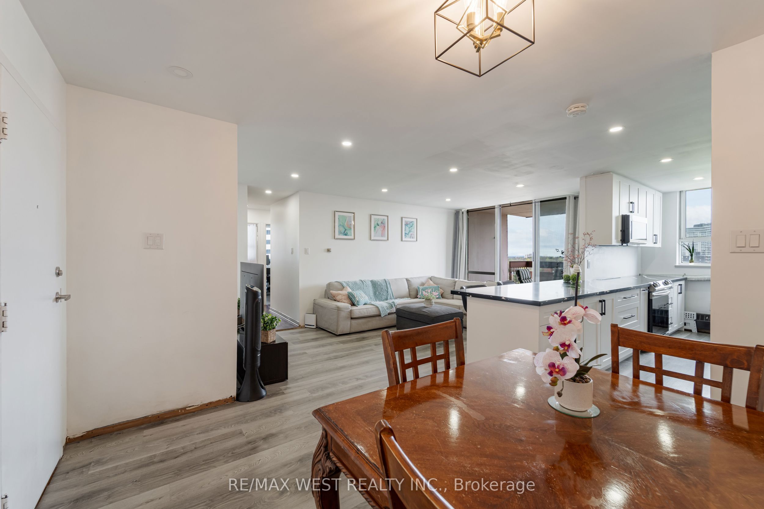 1615 Bloor Street 1001 Property Photo 3