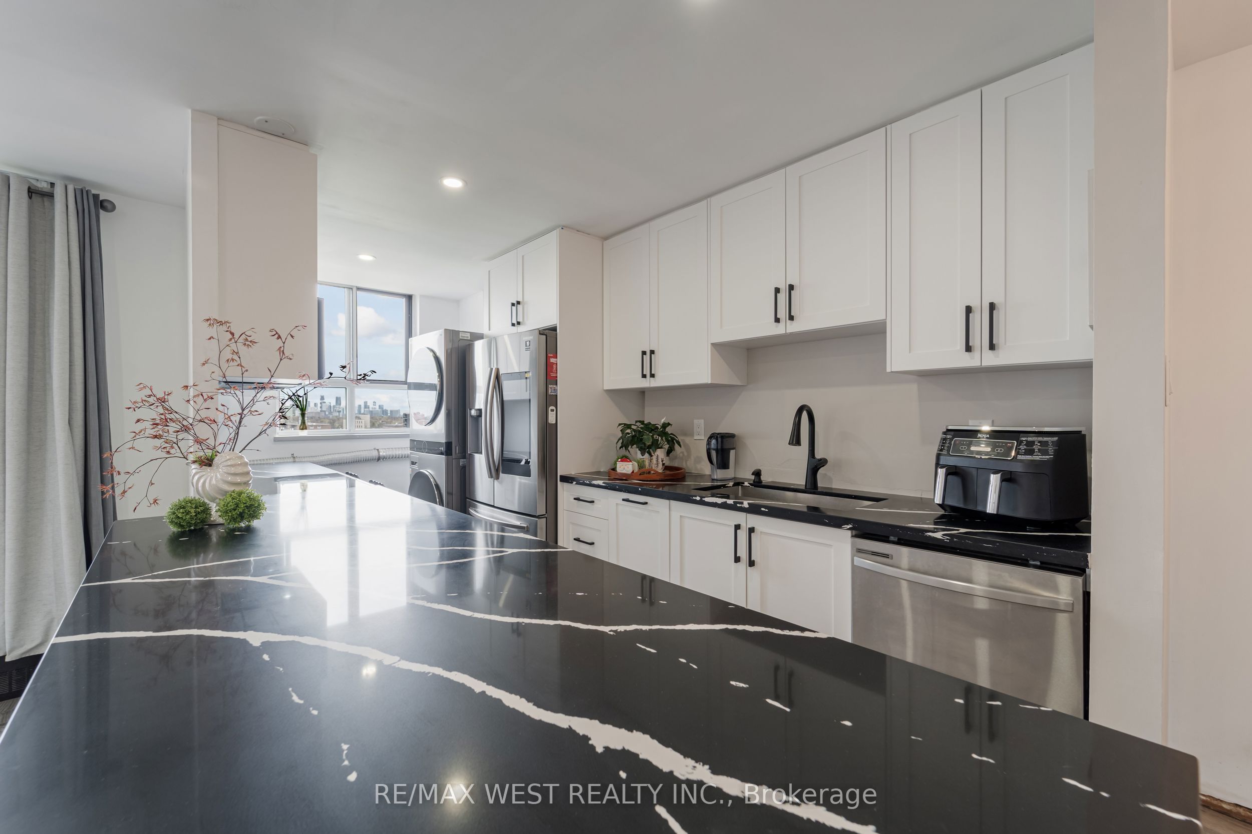 1615 Bloor Street 1001 Property Photo 6