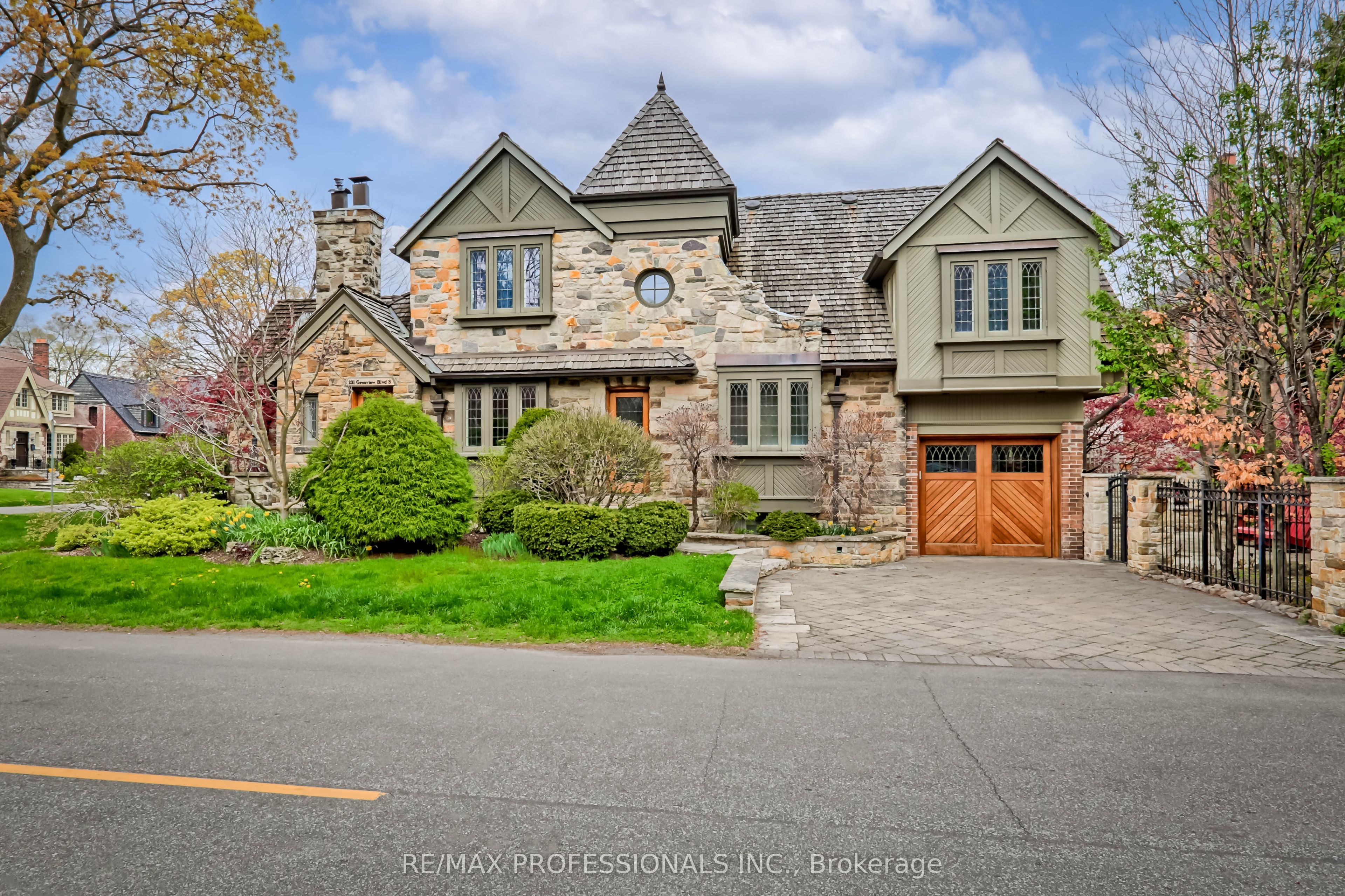 231 Grenview Boulevard Property Photo 2