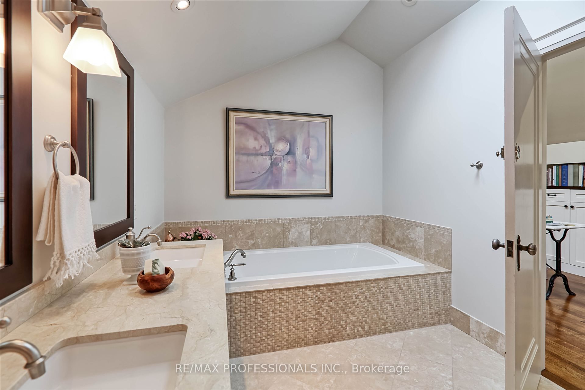 231 Grenview Boulevard Property Photo 28