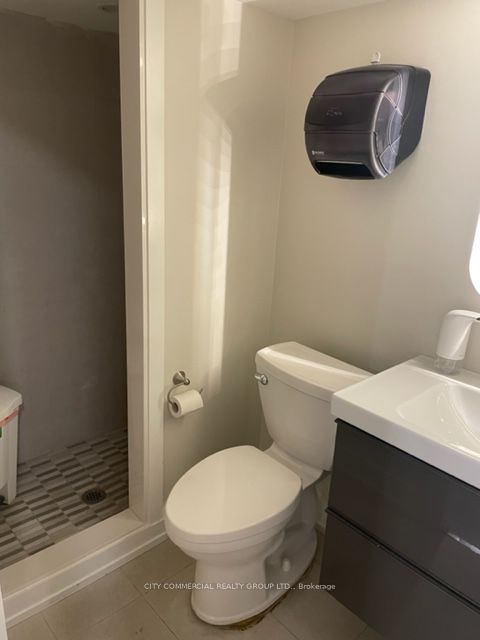 699 The Queensway Avenue Property Photo 6