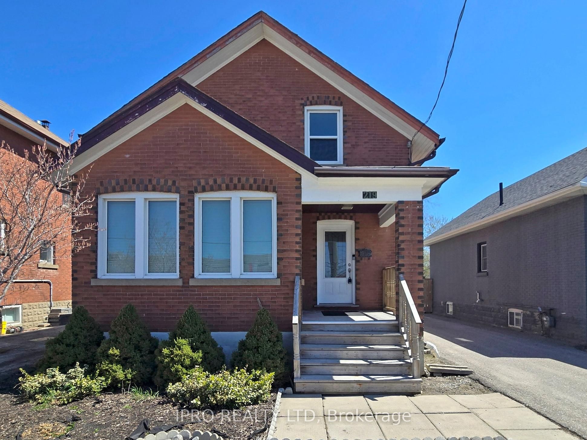 219 Queen Street Property Photo 1