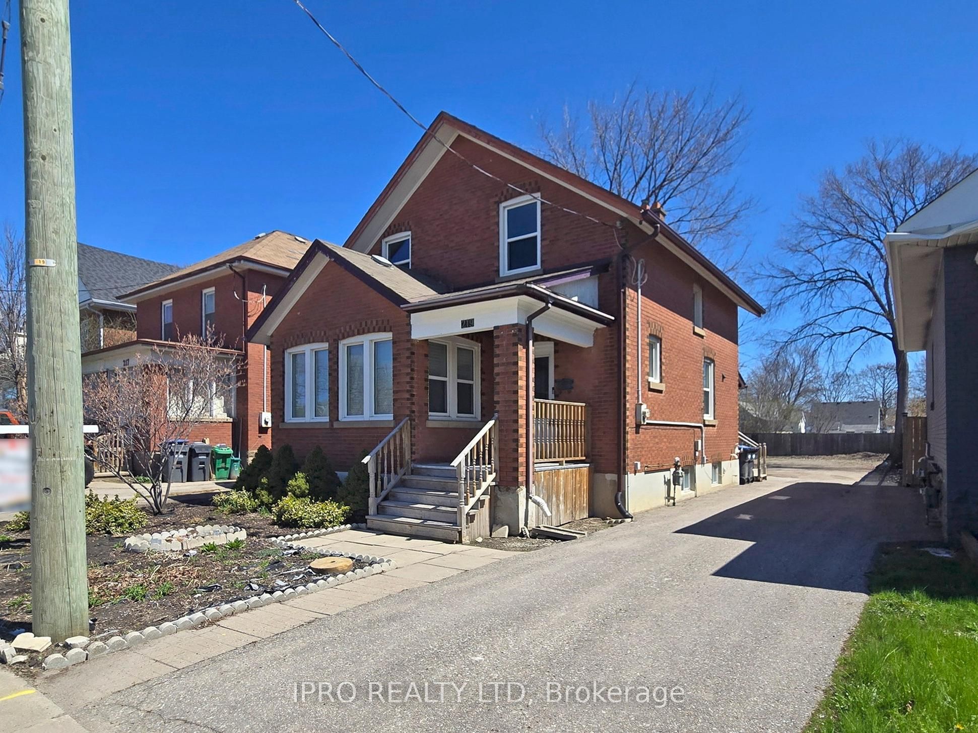 219 Queen Street Property Photo 2