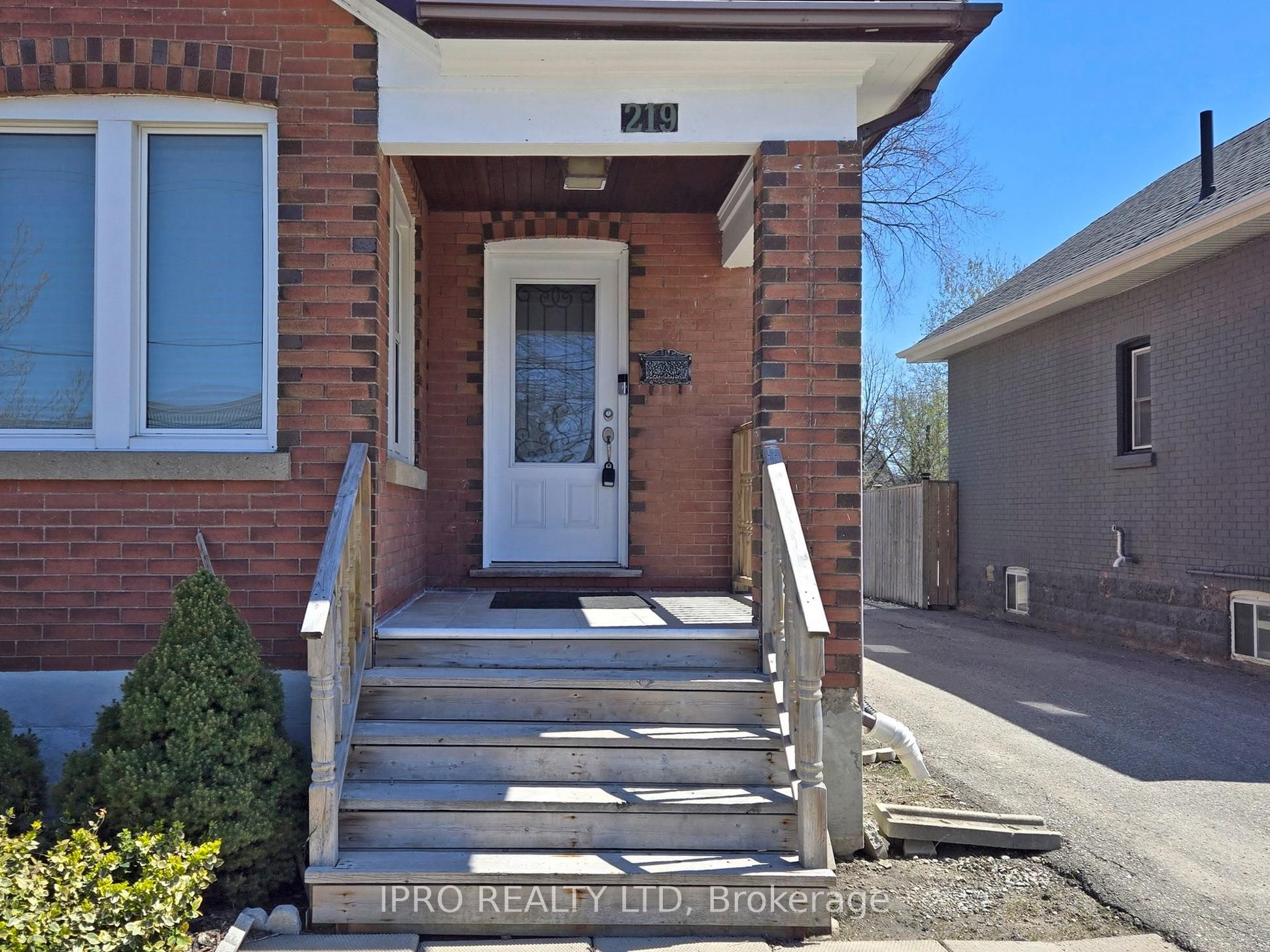 219 Queen Street Property Photo 3