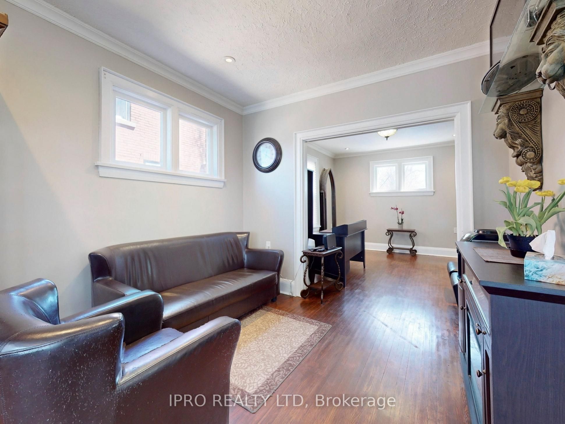 219 Queen Street Property Photo 4