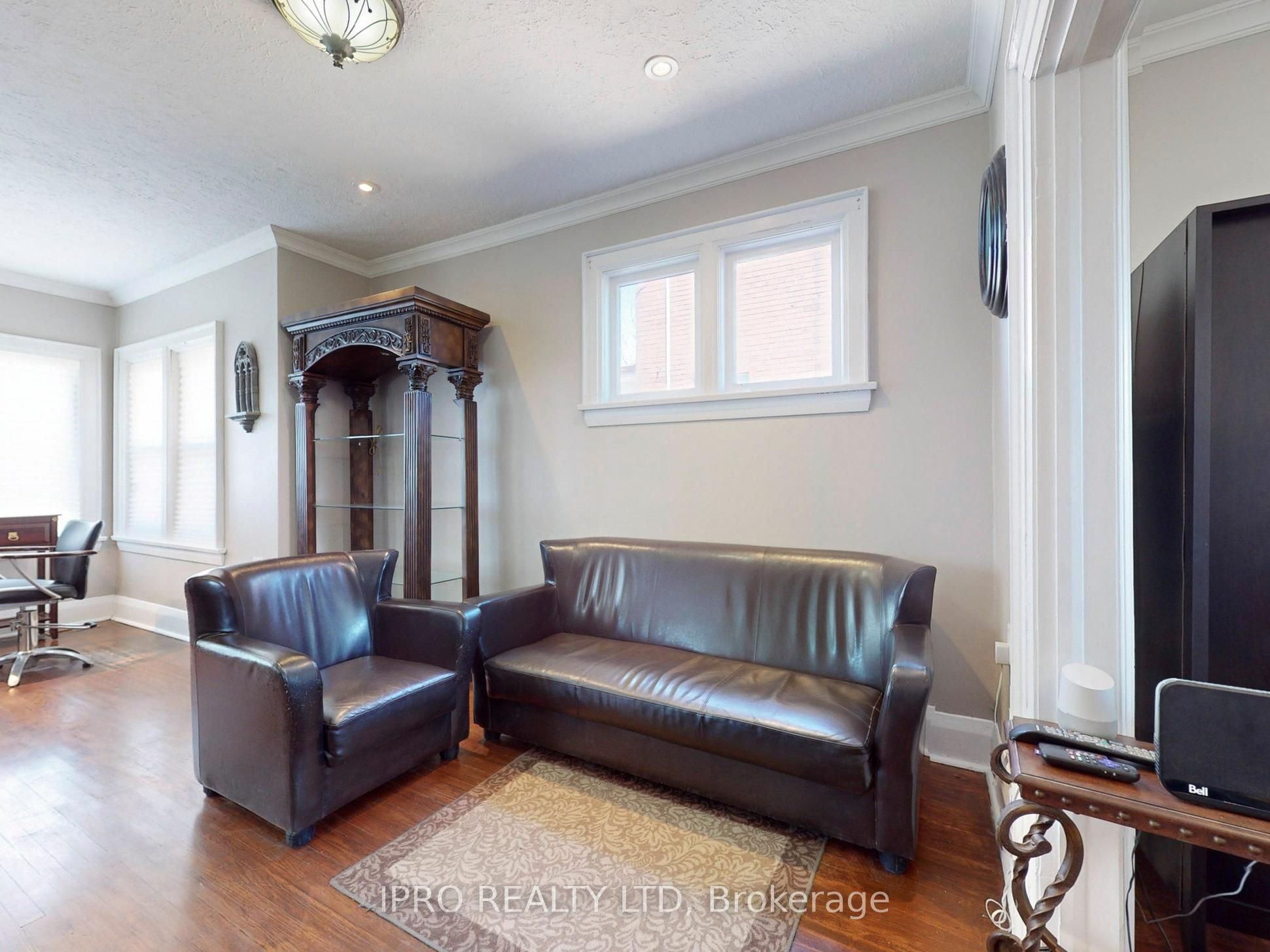 219 Queen Street Property Photo 5