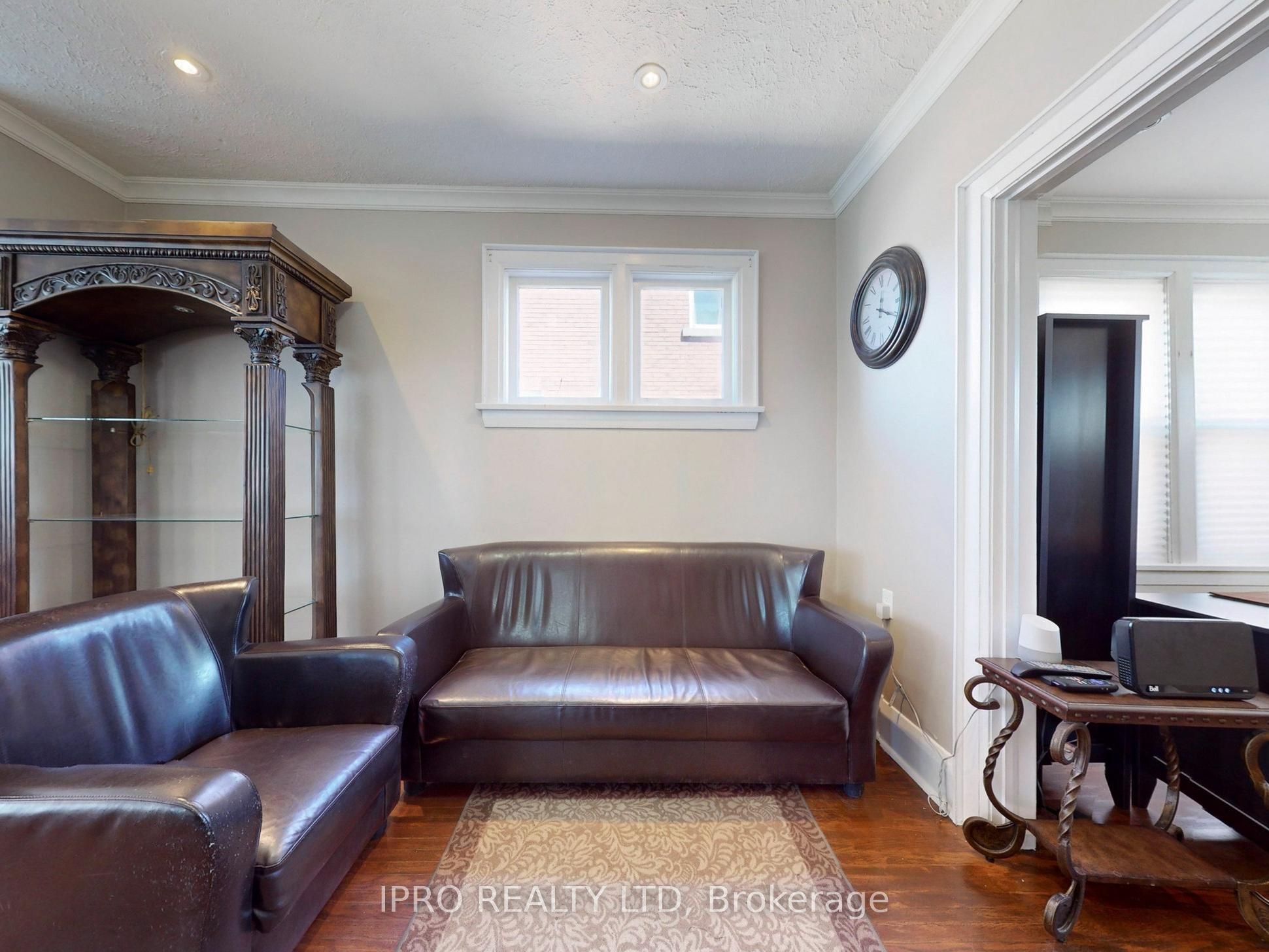219 Queen Street Property Photo 6