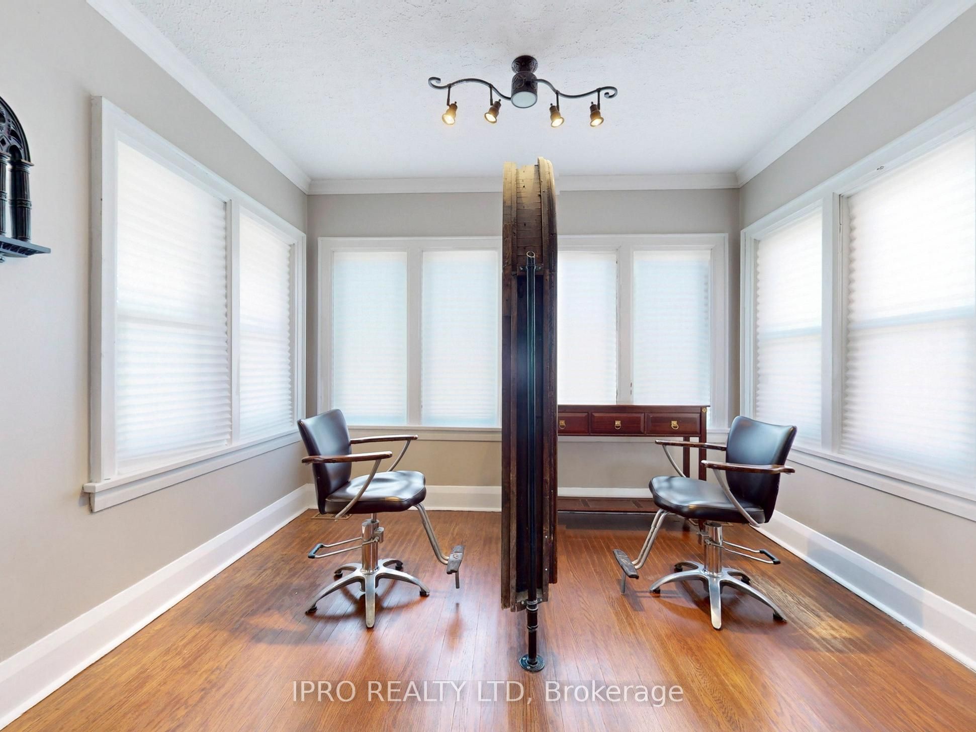 219 Queen Street Property Photo 8