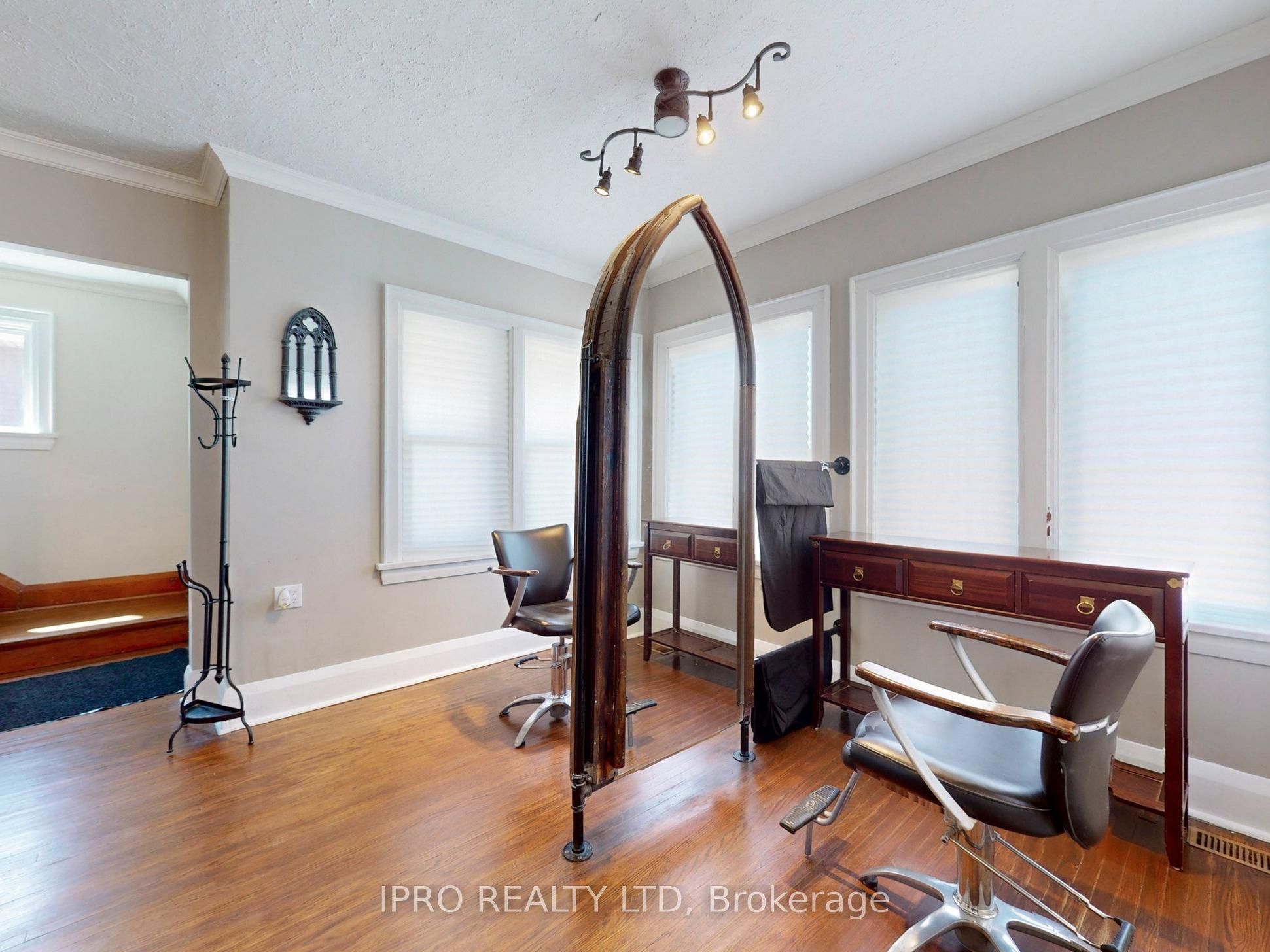 219 Queen Street Property Photo 11