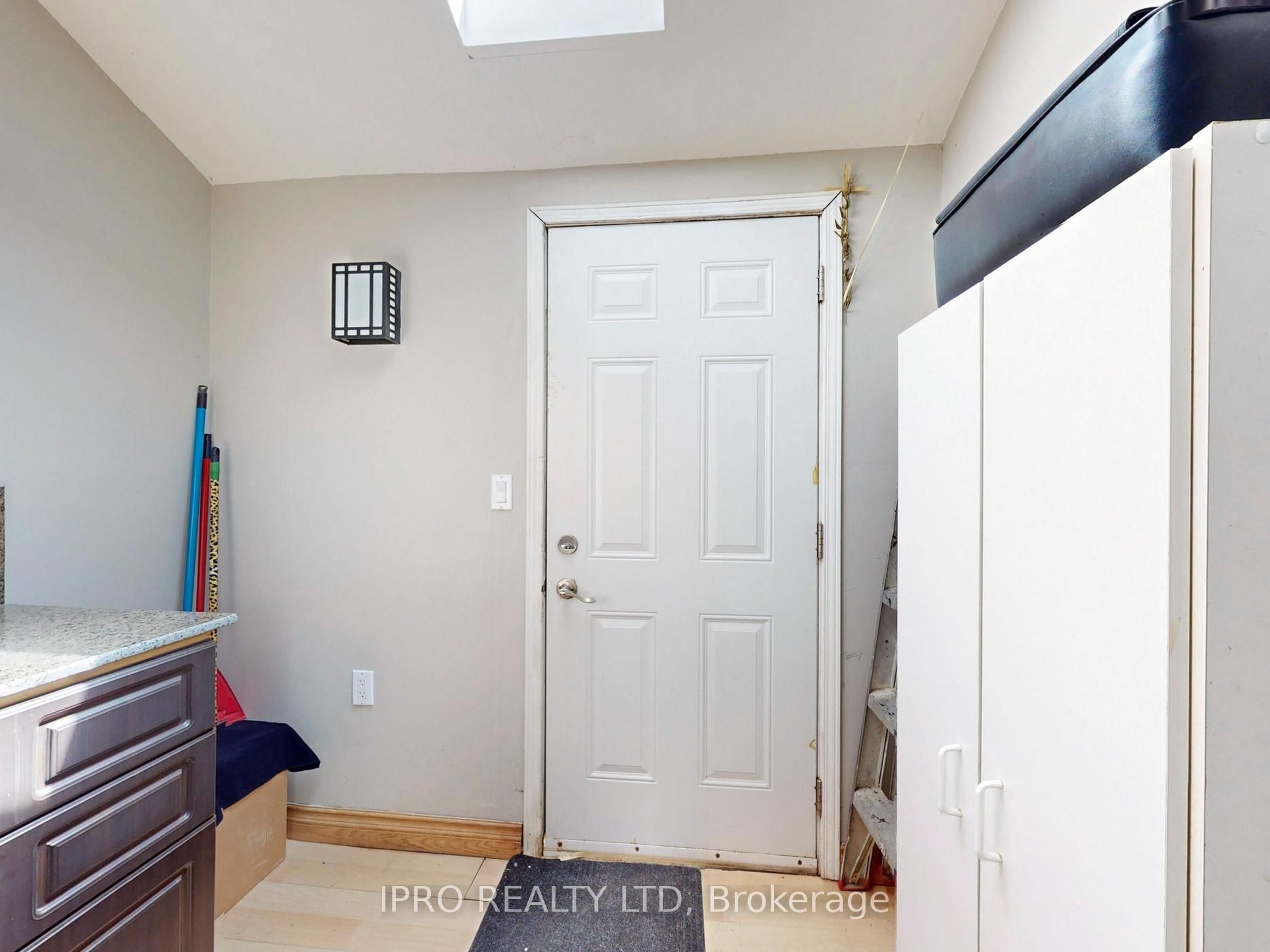 219 Queen Street Property Photo 22