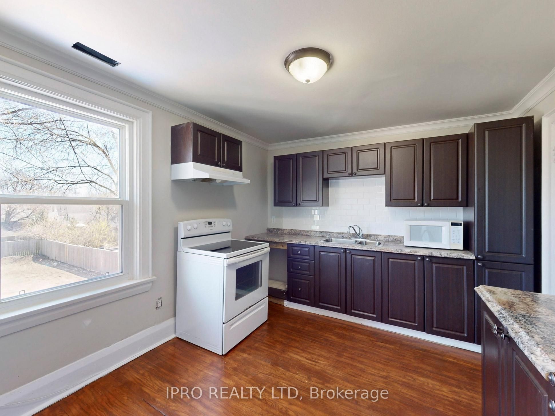 219 Queen Street Property Photo 28