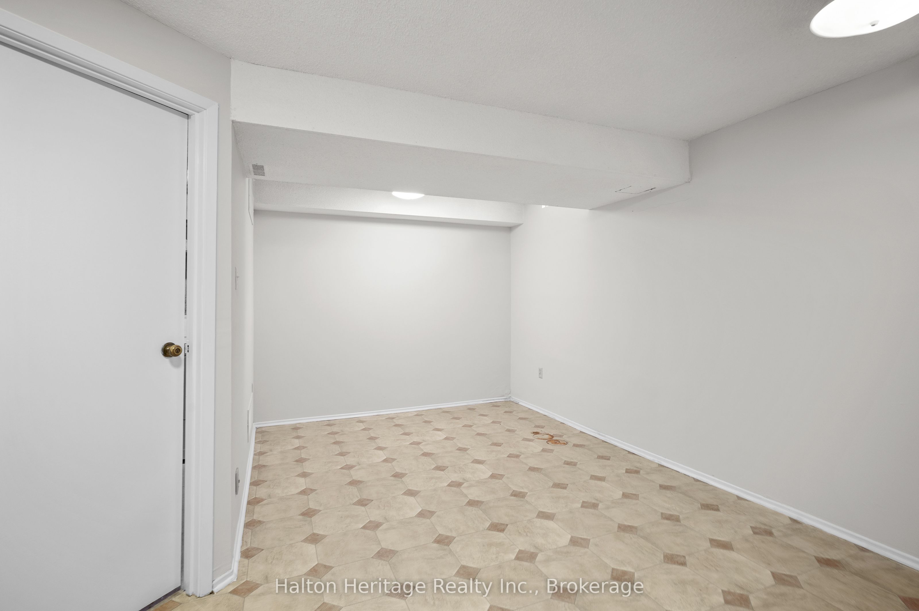 #71 - 1556 Lancaster Drive Property Photo 39
