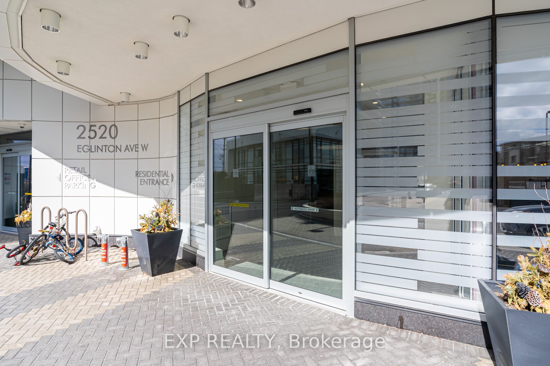 2520 Eglinton Avenue W 1514 Property Photo 4