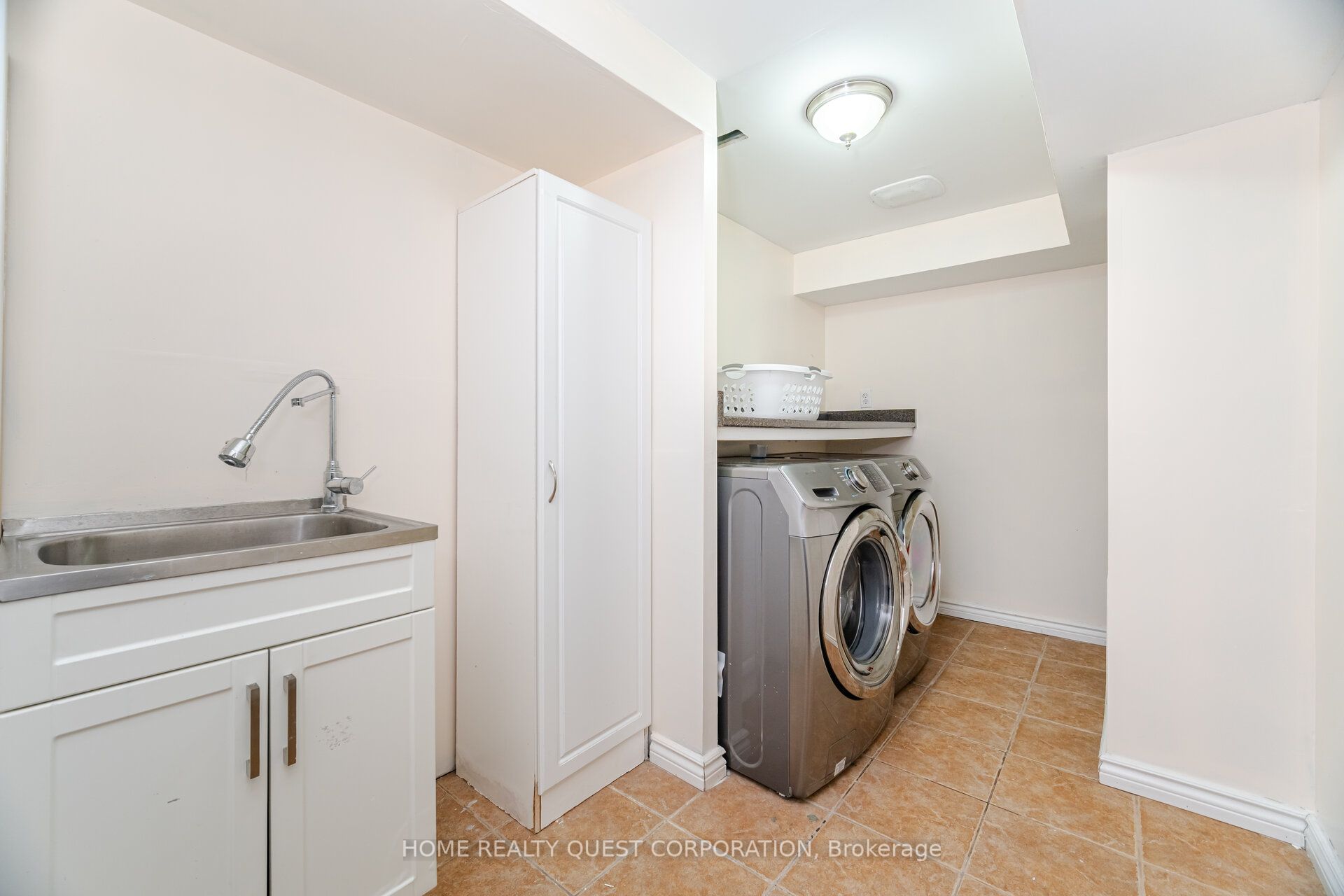 1322 Mowat Lane Property Photo 33