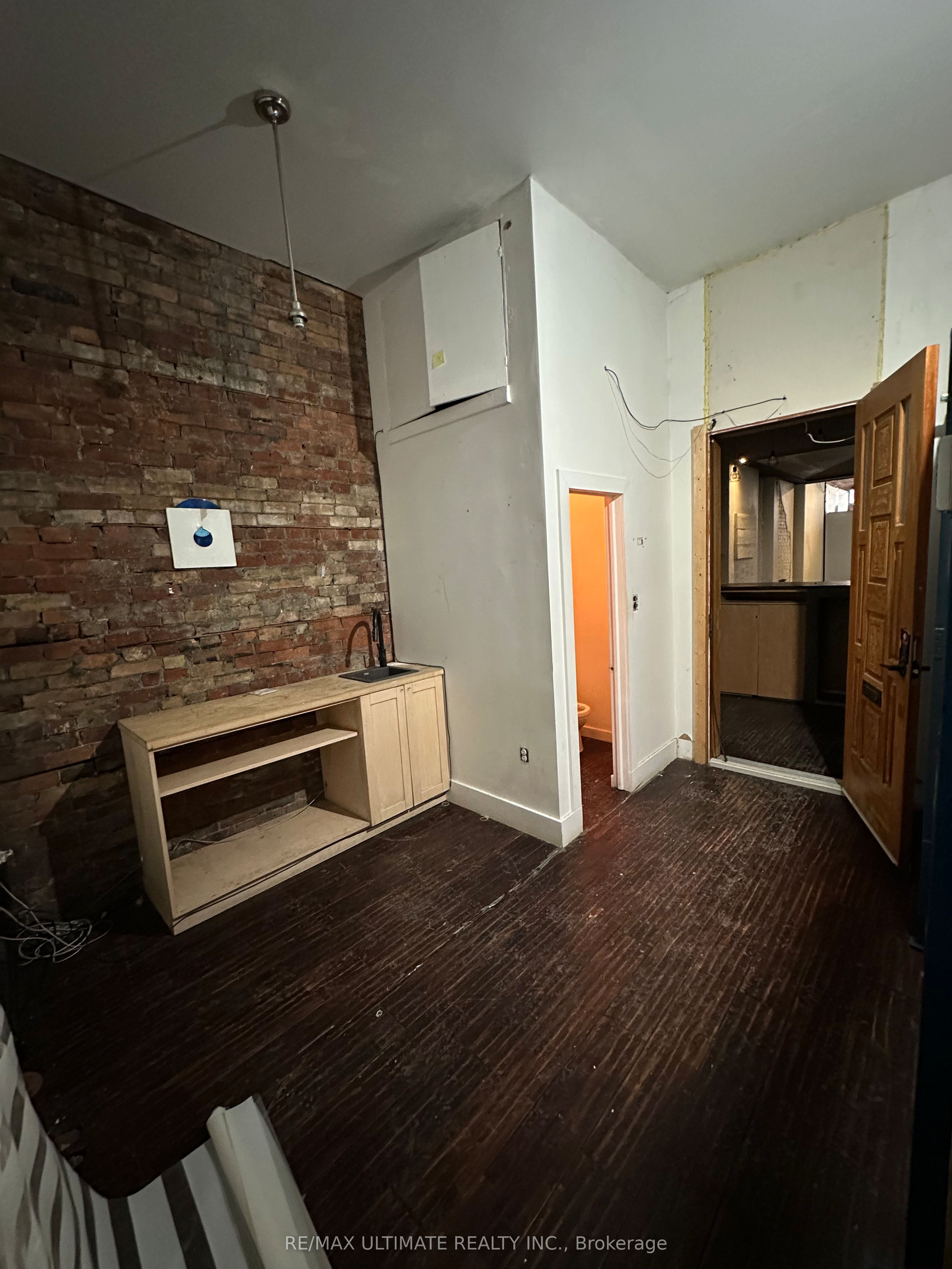 1275 Queen Street W Property Photo 4