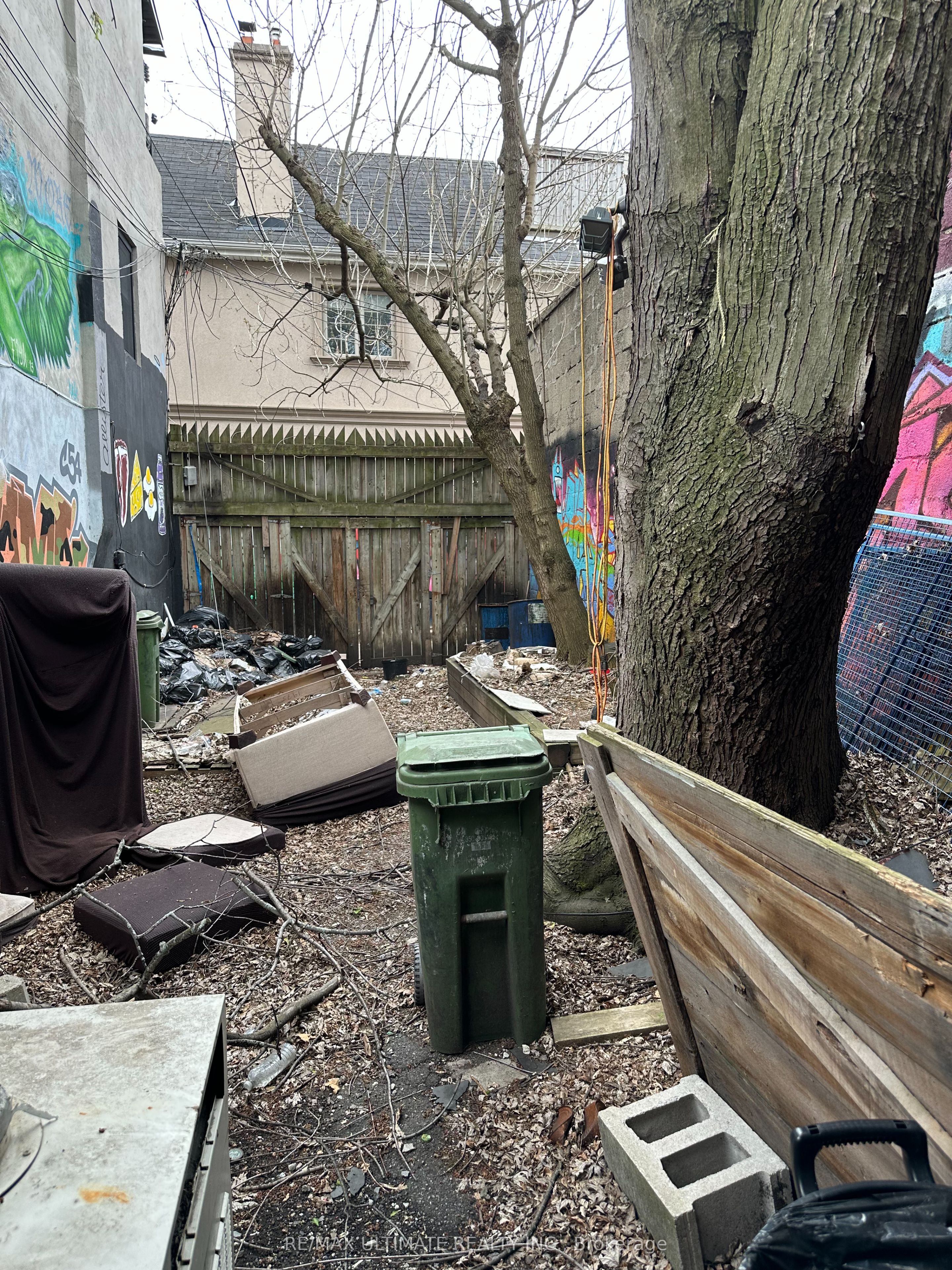 1275 Queen Street W Property Photo 9