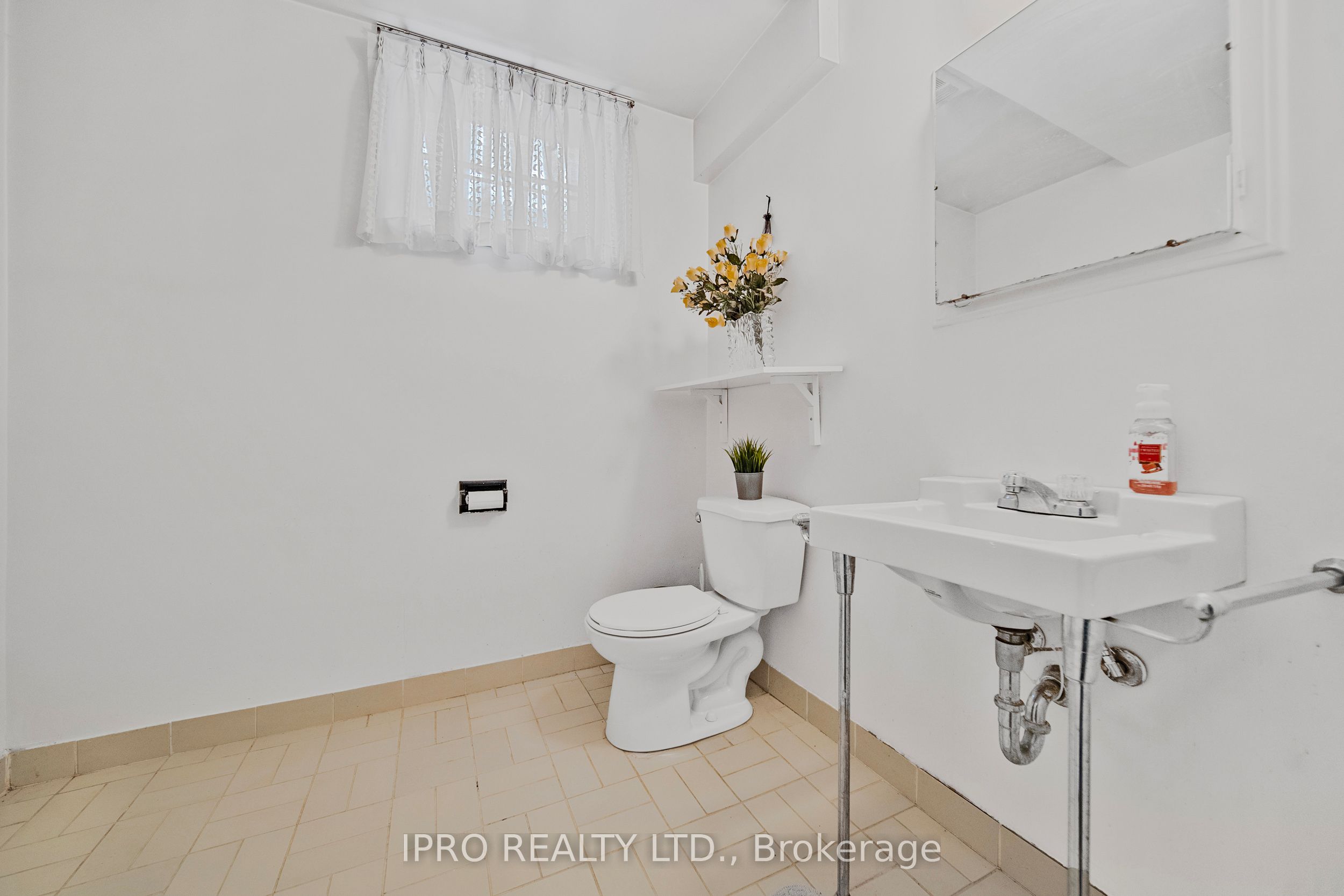 2 Aylesbury Road Property Photo 38