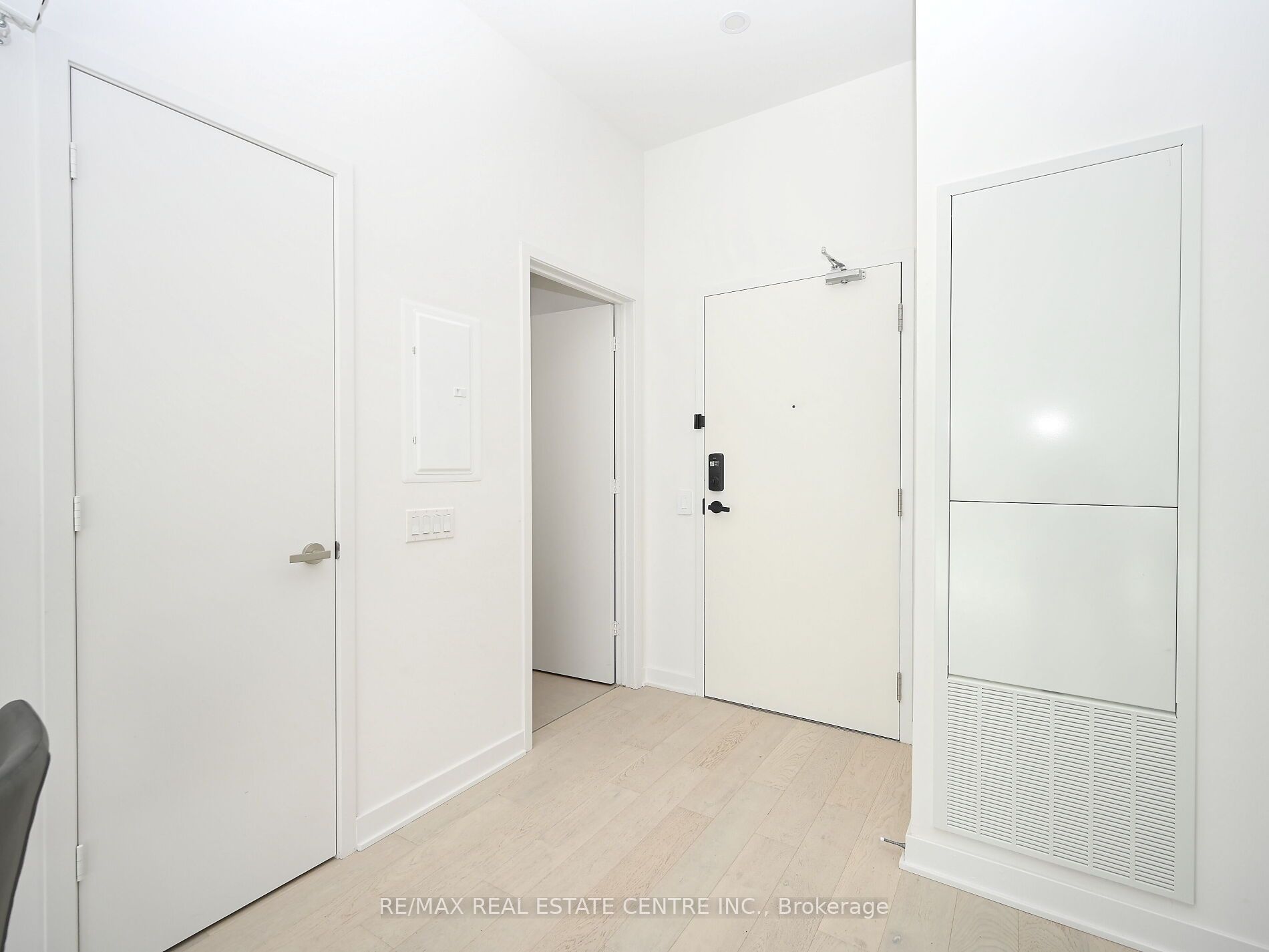 #6004 - 3900 Confederation Parkway Property Photo 6
